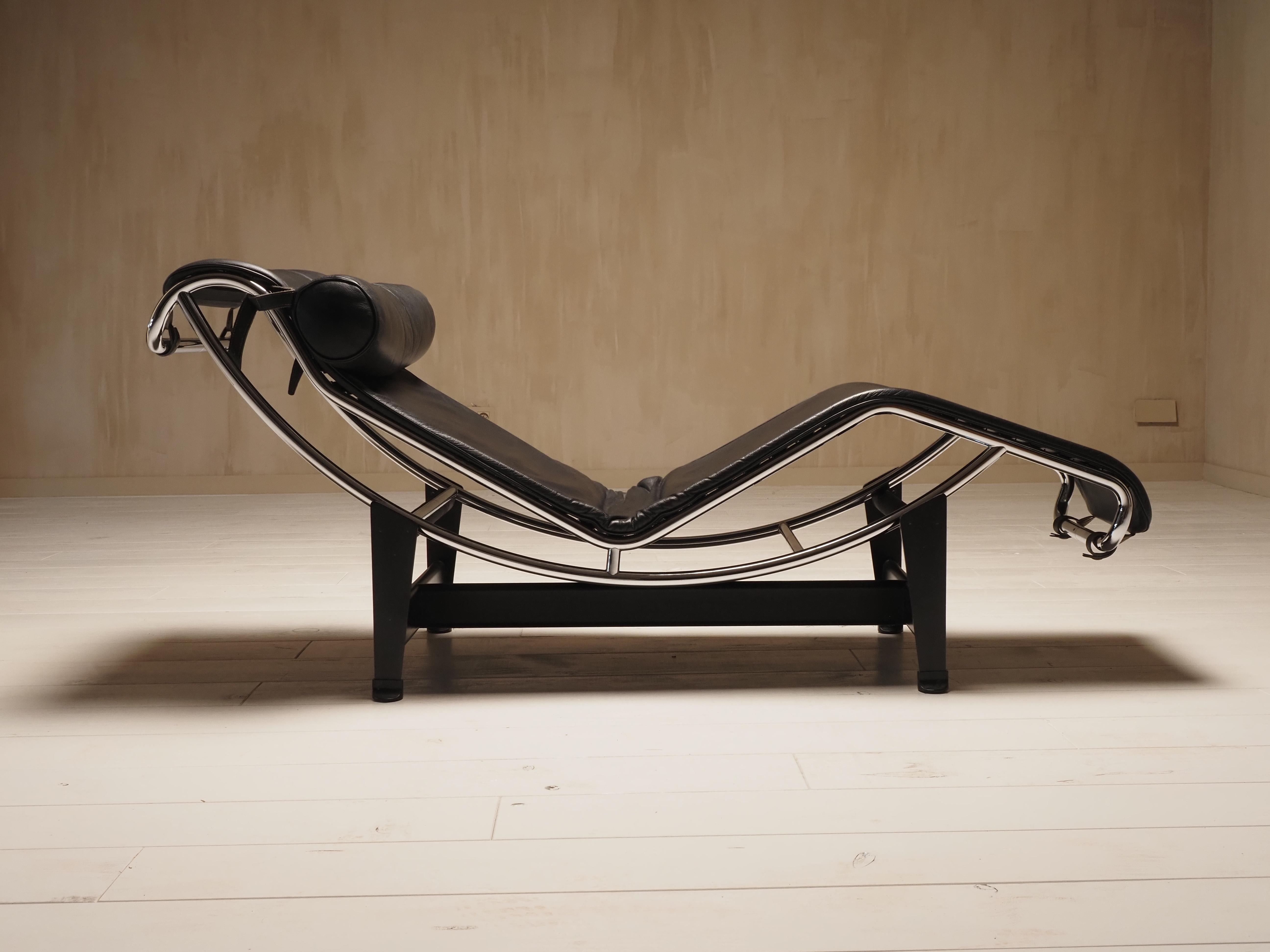 Italian Cassina LC4 black leather lounge chair by Le Corbusier