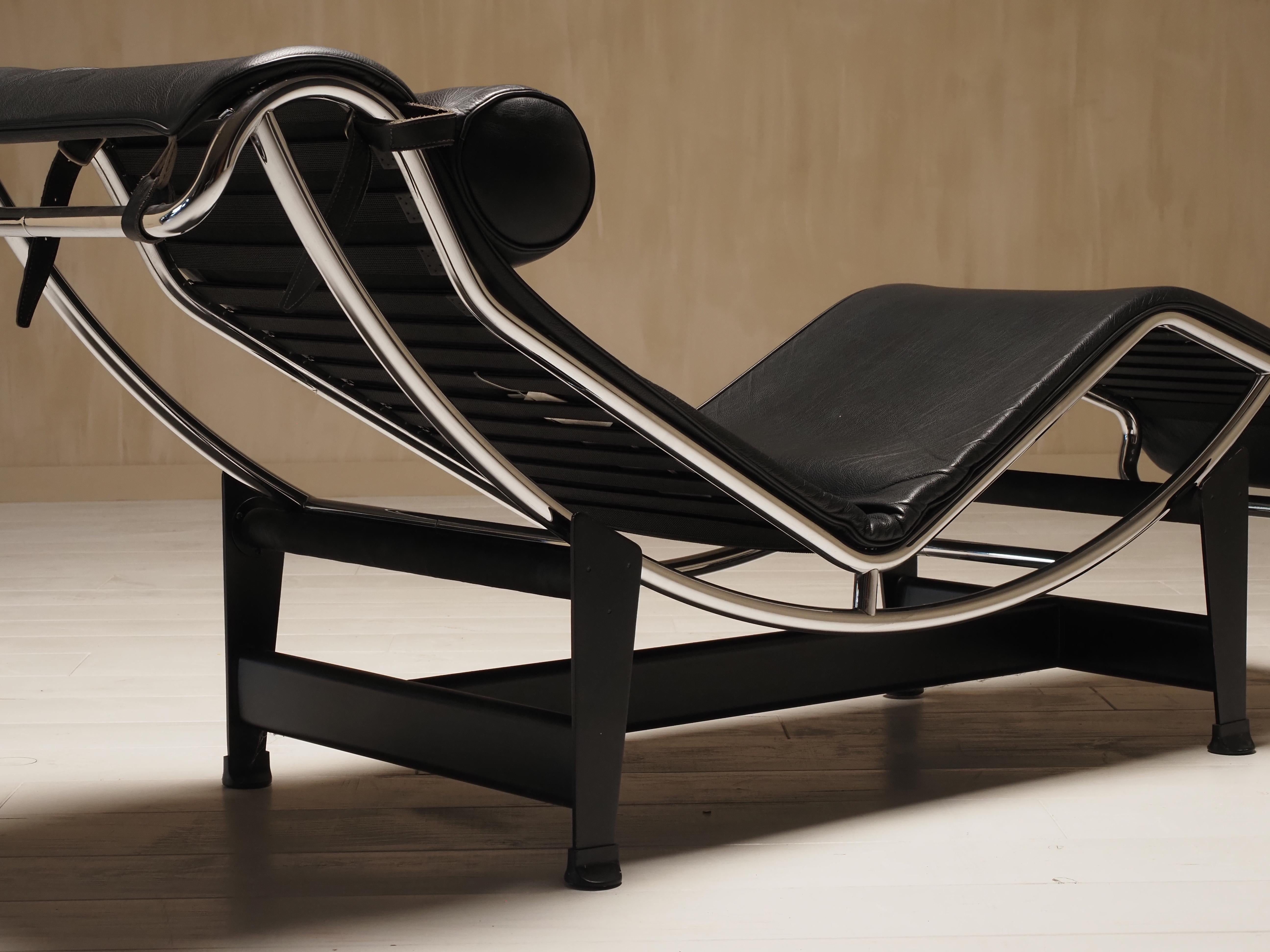 Cassina LC4 black leather lounge chair by Le Corbusier In Good Condition In Diest, BE