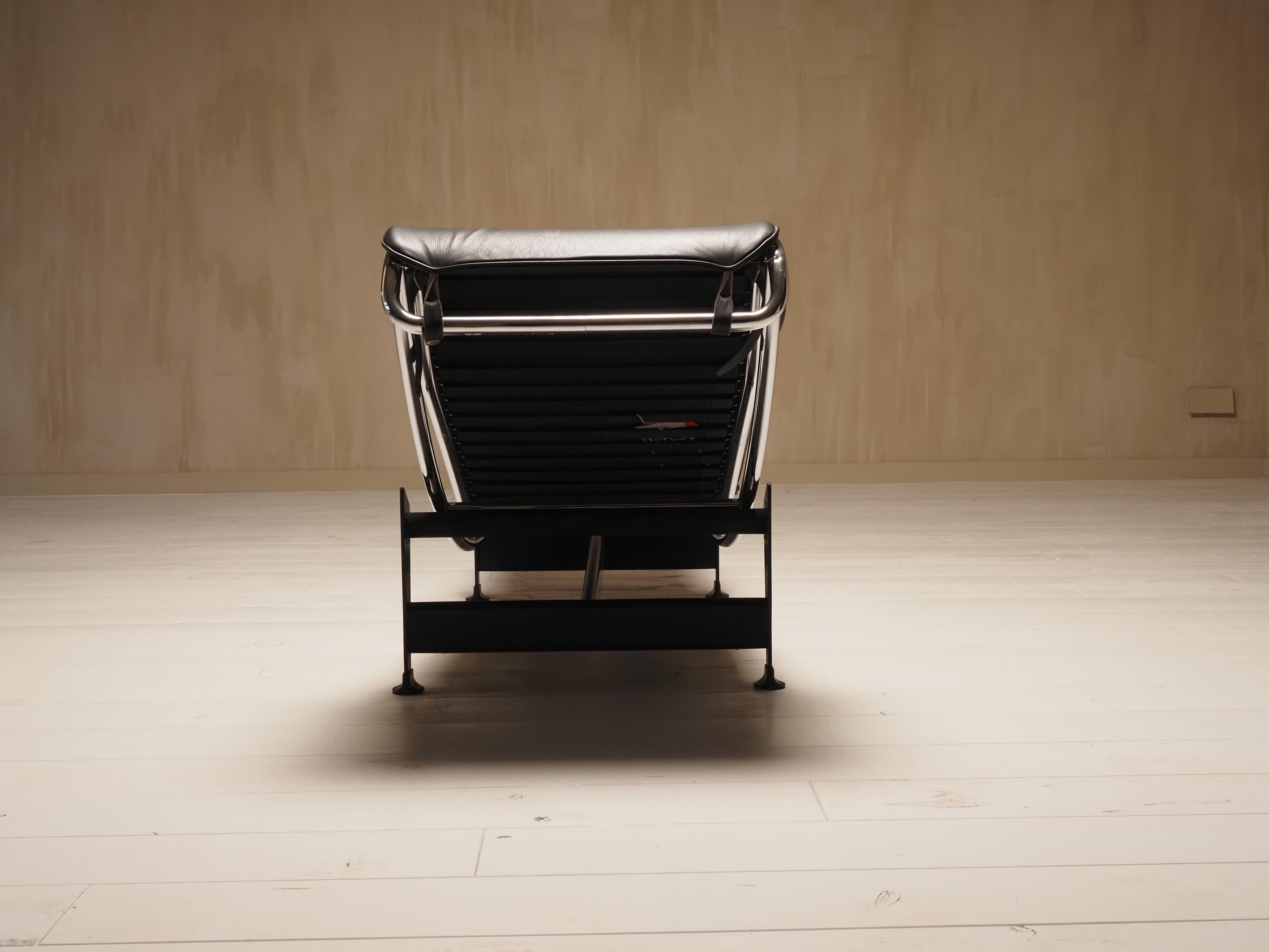 Contemporary Cassina LC4 black leather lounge chair by Le Corbusier