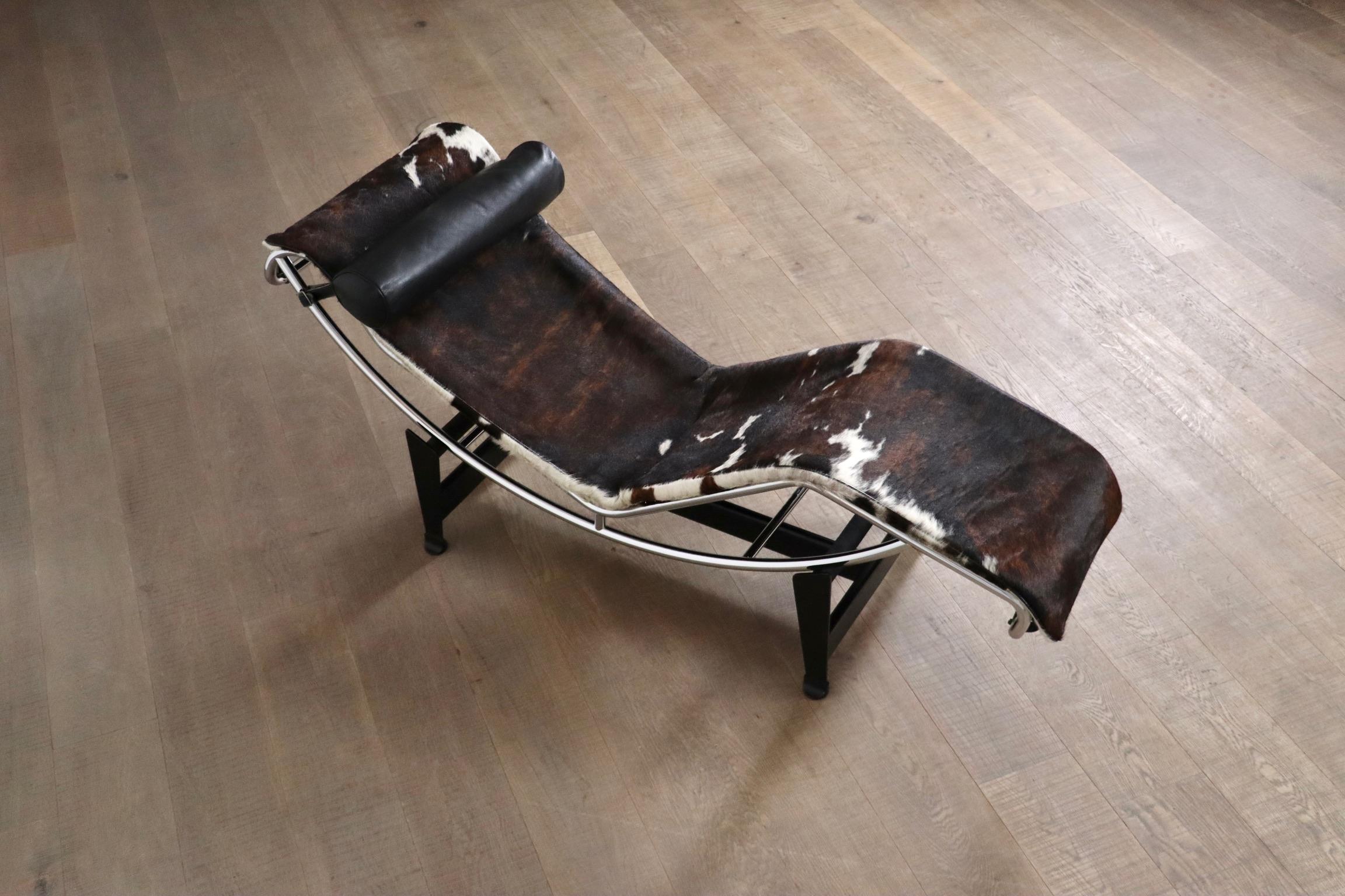 Cassina LC4 Chaise Longue In brown Ponyskin By Le Corbusier, Charlotte Perriand In Good Condition For Sale In ABCOUDE, UT