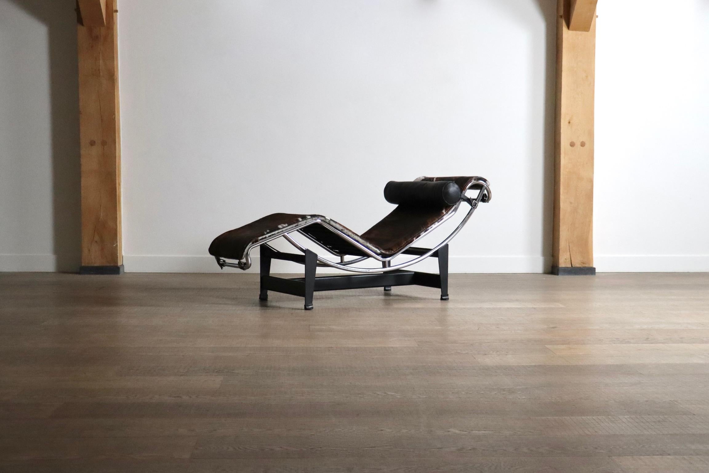 Cassina LC4 Chaise Longue En Ponyskin Por Le Corbusier, Charlotte Perriand en venta 6