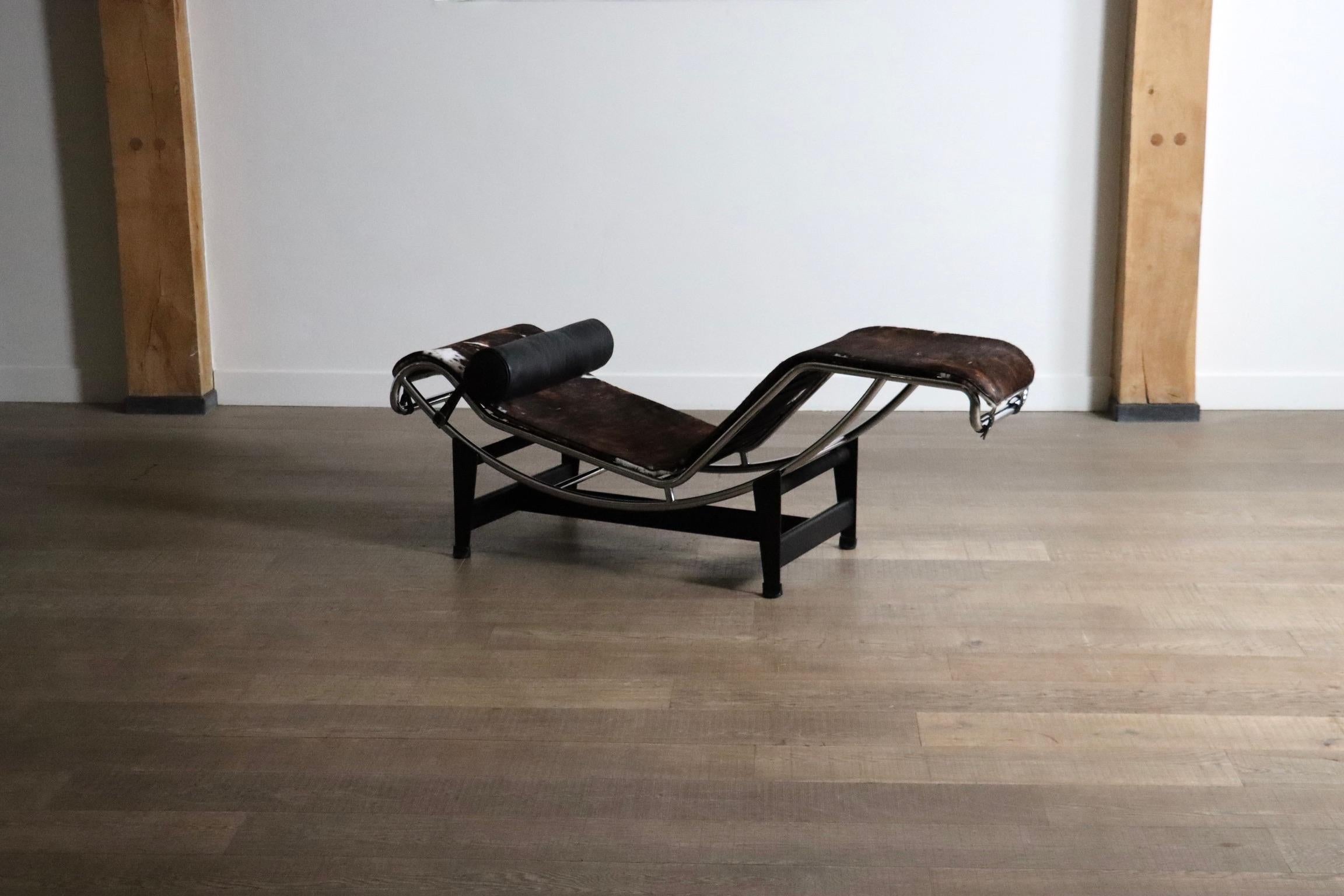 Cassina LC4 Chaise Longue En Ponyskin Por Le Corbusier, Charlotte Perriand en venta 8