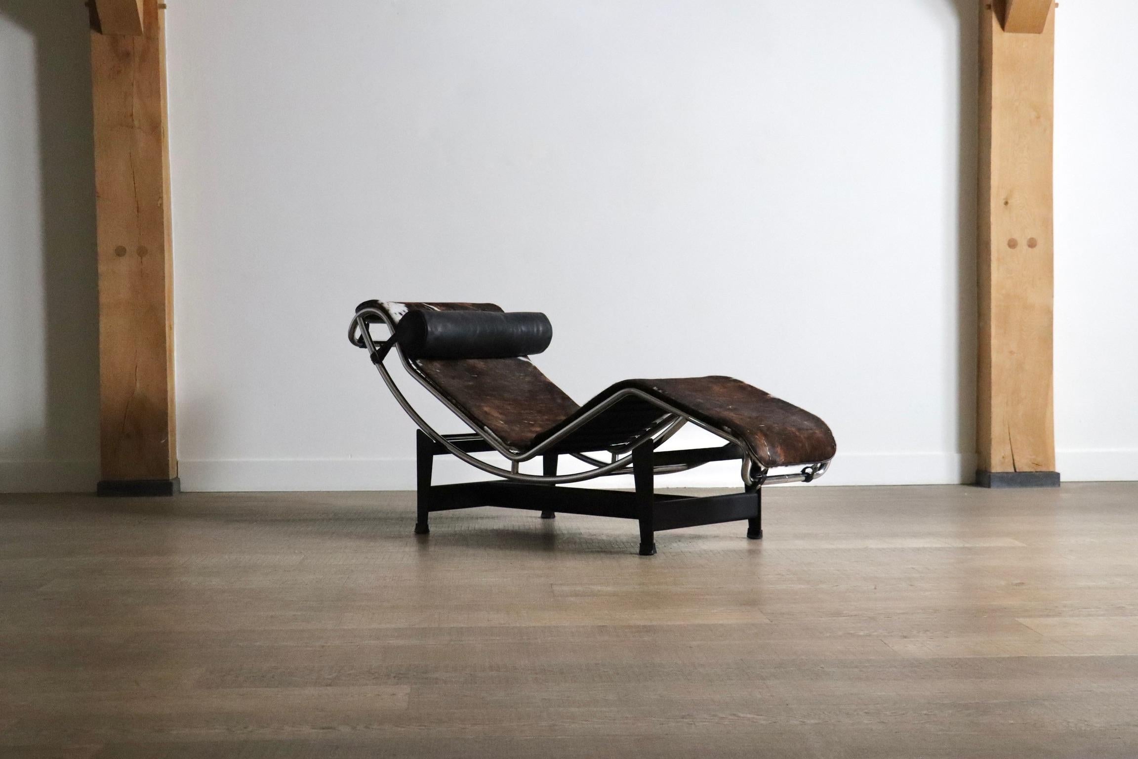 Maravillosa chaise longue, modelo LC4 con bonita piel de poni moteada en blanco y marrón, diseñada por Le Corbusier, Pierre Jeanneret y Charlotte Perriand para Cassina.

La chaise Longue nació de la inspiración de los tres arquitectos que querían