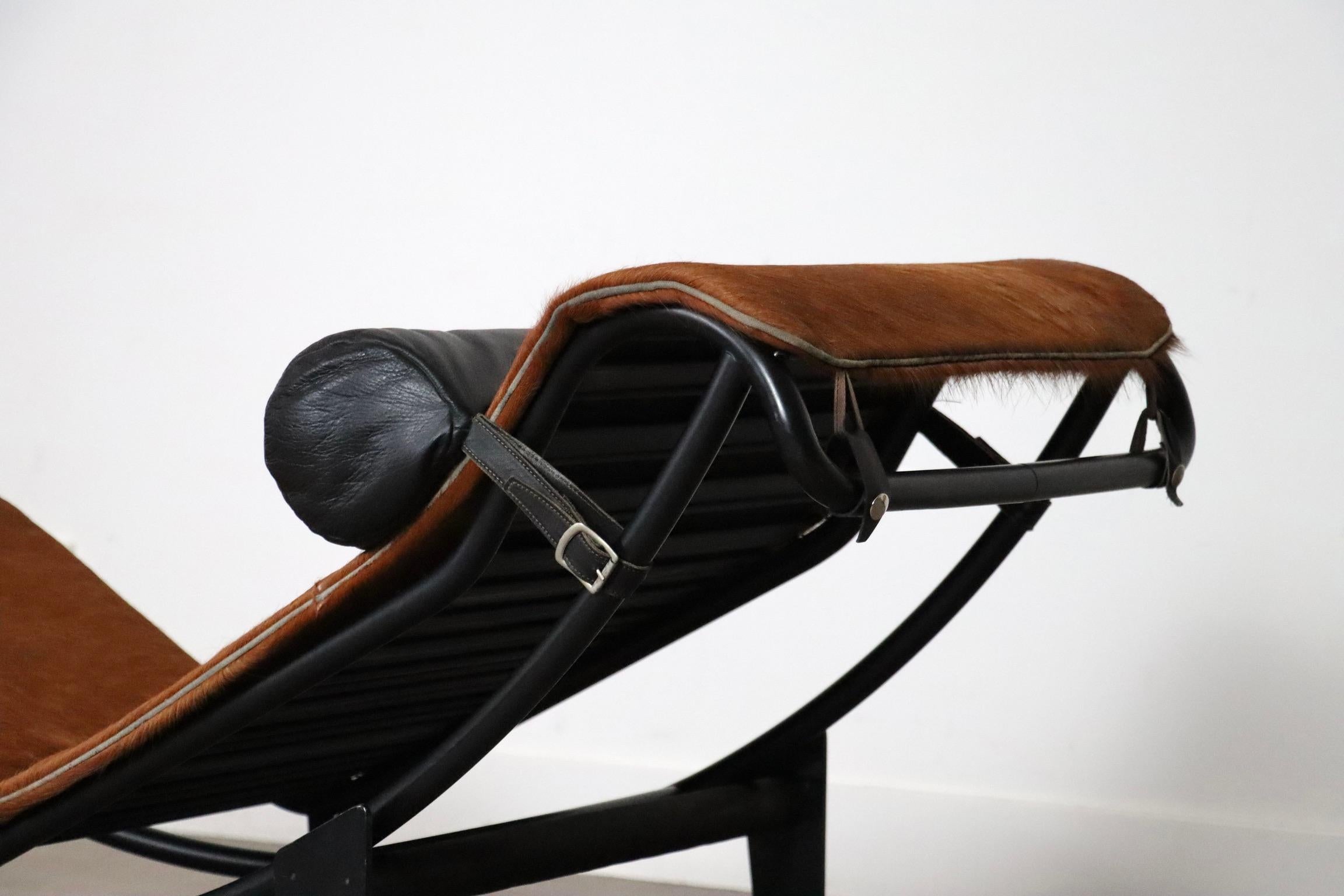 Cassina LC4 Chaise Longue In Ponyskin By Le Corbusier, Charlotte Perriand In Good Condition In ABCOUDE, UT