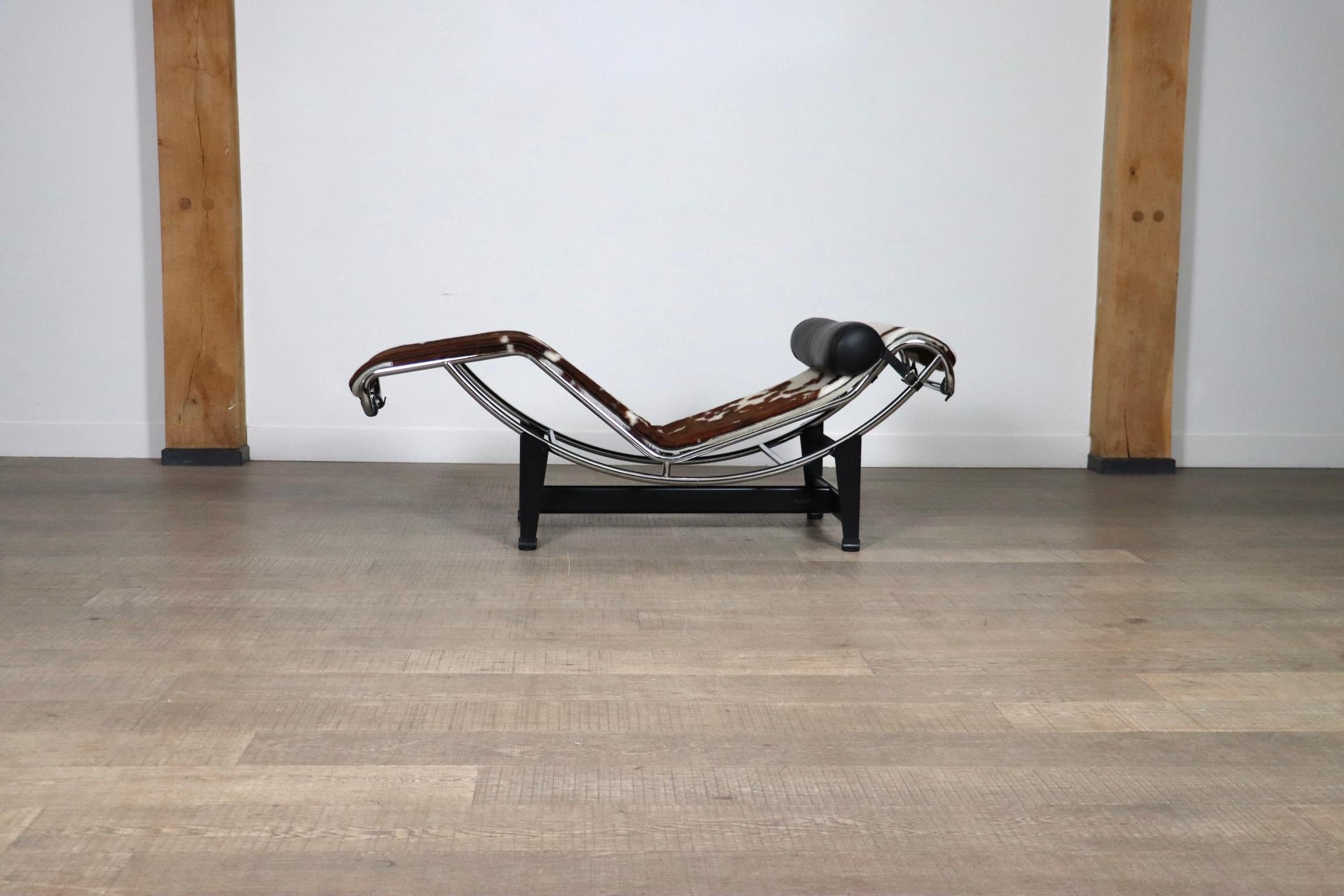 Cassina LC4 Chaise Longue In Ponyskin By Le Corbusier, Charlotte Perriand In Good Condition In ABCOUDE, UT