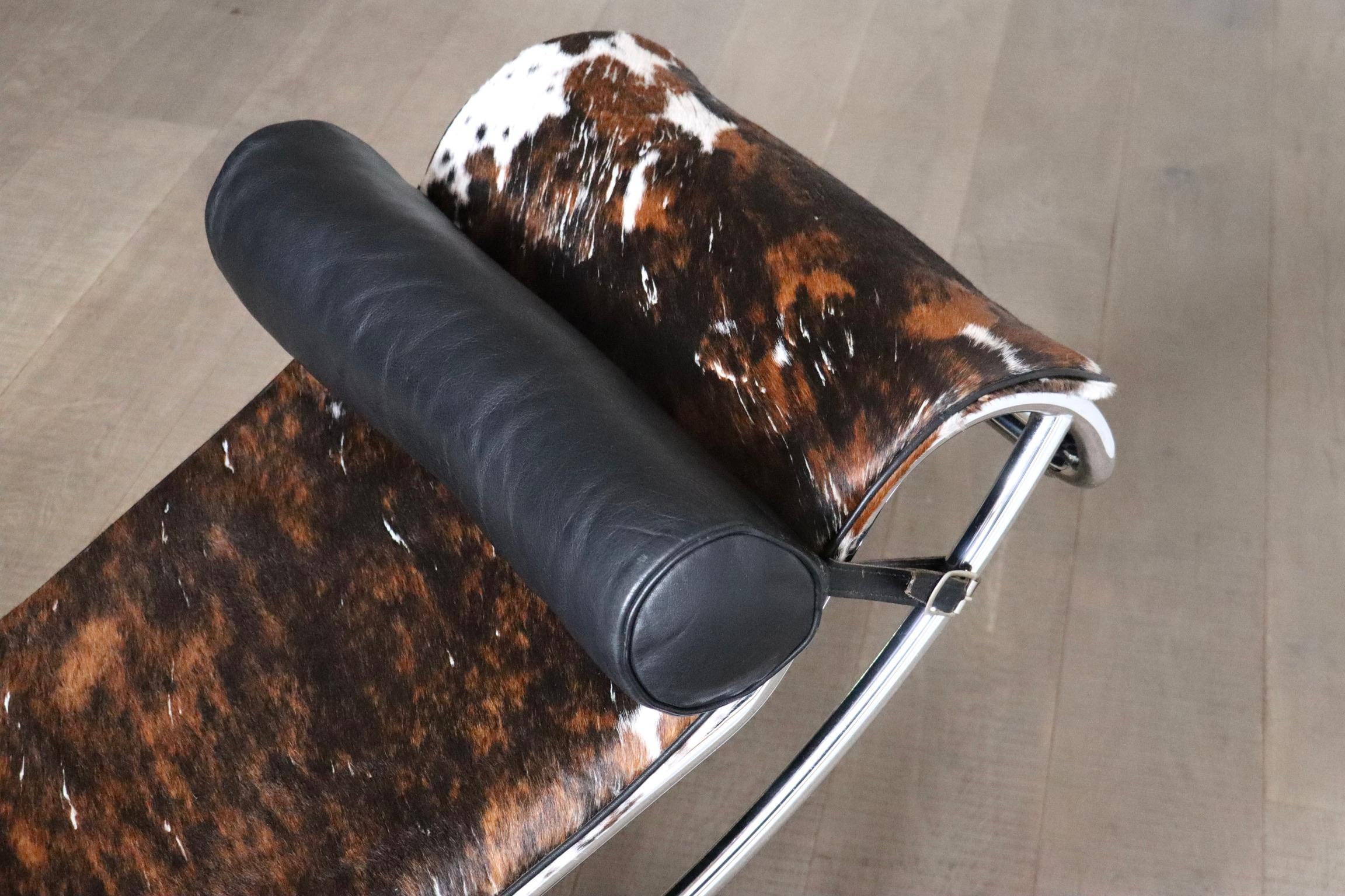 Cassina LC4 Chaise Longue En Ponyskin Por Le Corbusier, Charlotte Perriand finales del siglo XX en venta