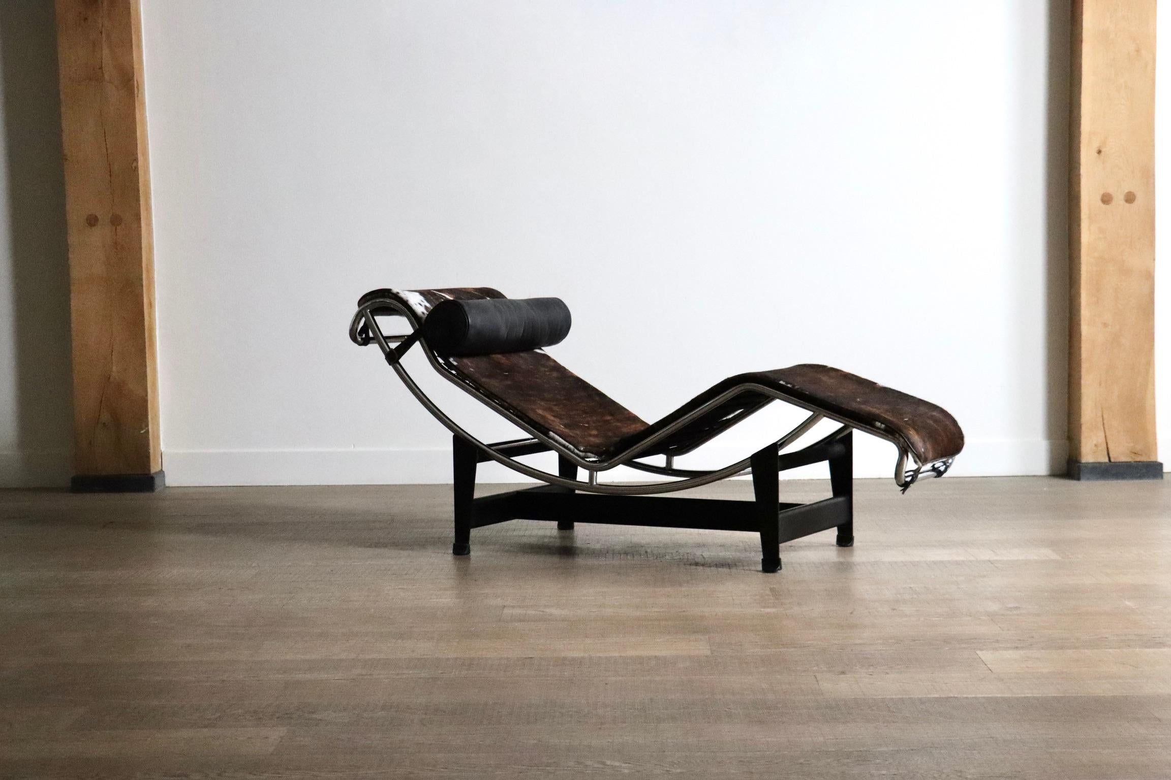 Cassina LC4 Chaise Longue En Ponyskin Por Le Corbusier, Charlotte Perriand Metal en venta