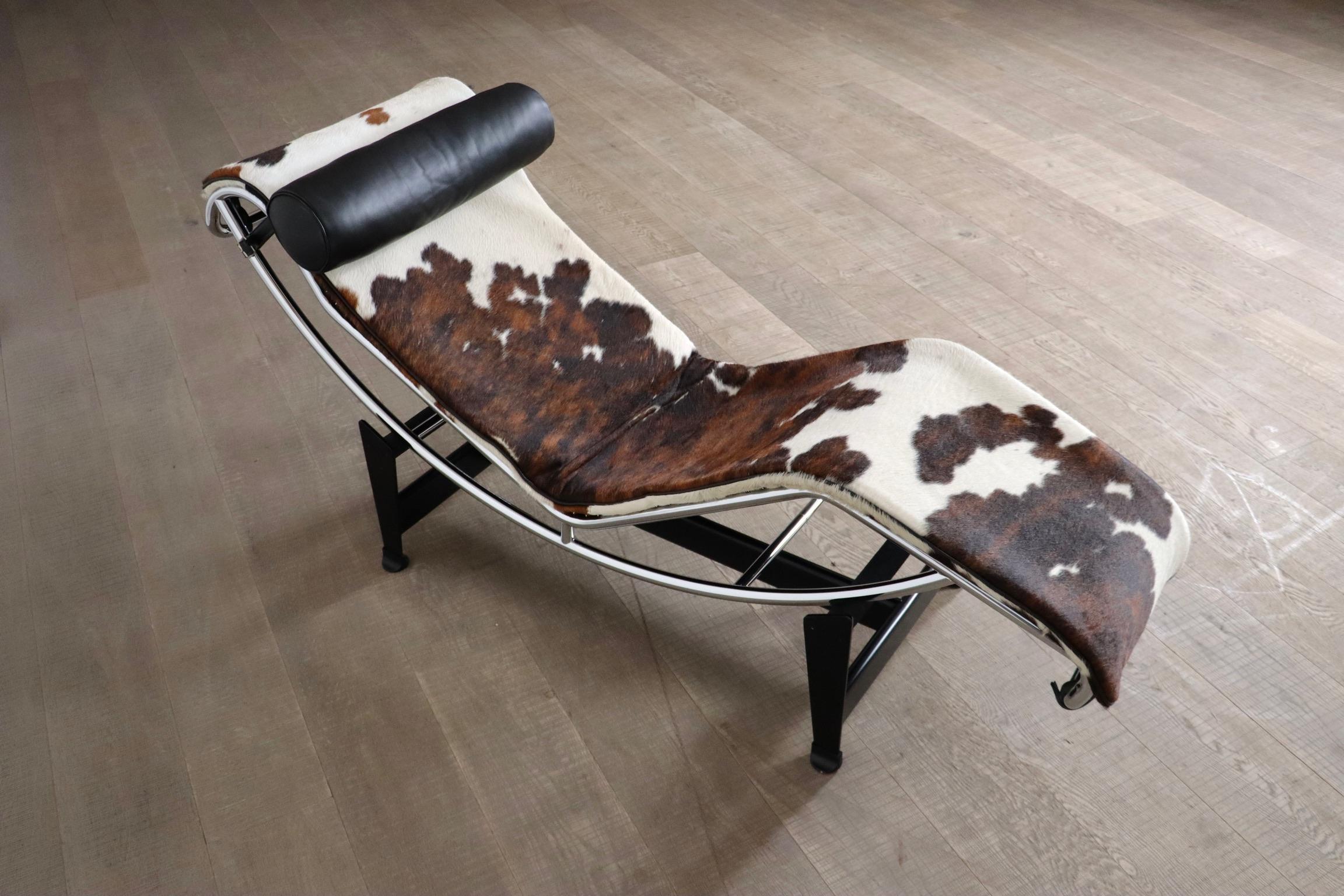Cassina LC4 Chaise Longue In Ponyskin By Le Corbusier, Charlotte Perriand 2