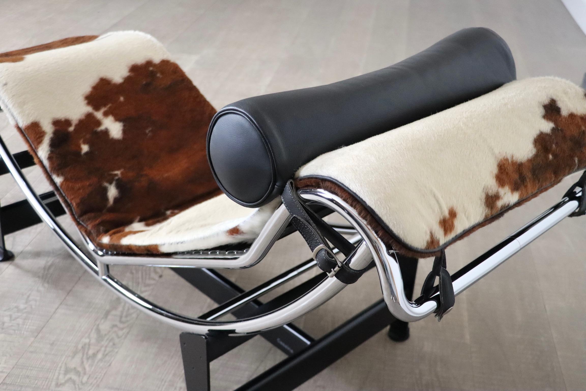 Cassina LC4 Chaise Longue In Ponyskin By Le Corbusier, Charlotte Perriand 2