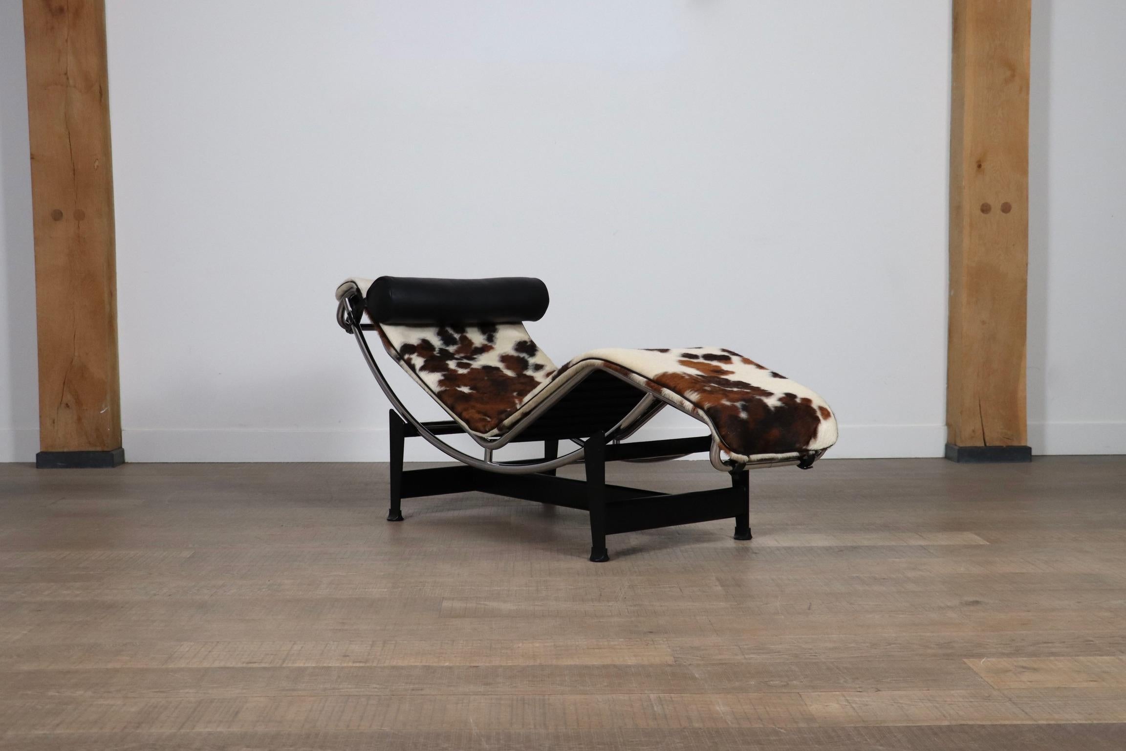 Chaise longue Cassina LC4 en peau de poney par Le Corbusier, Charlotte Perriand 2