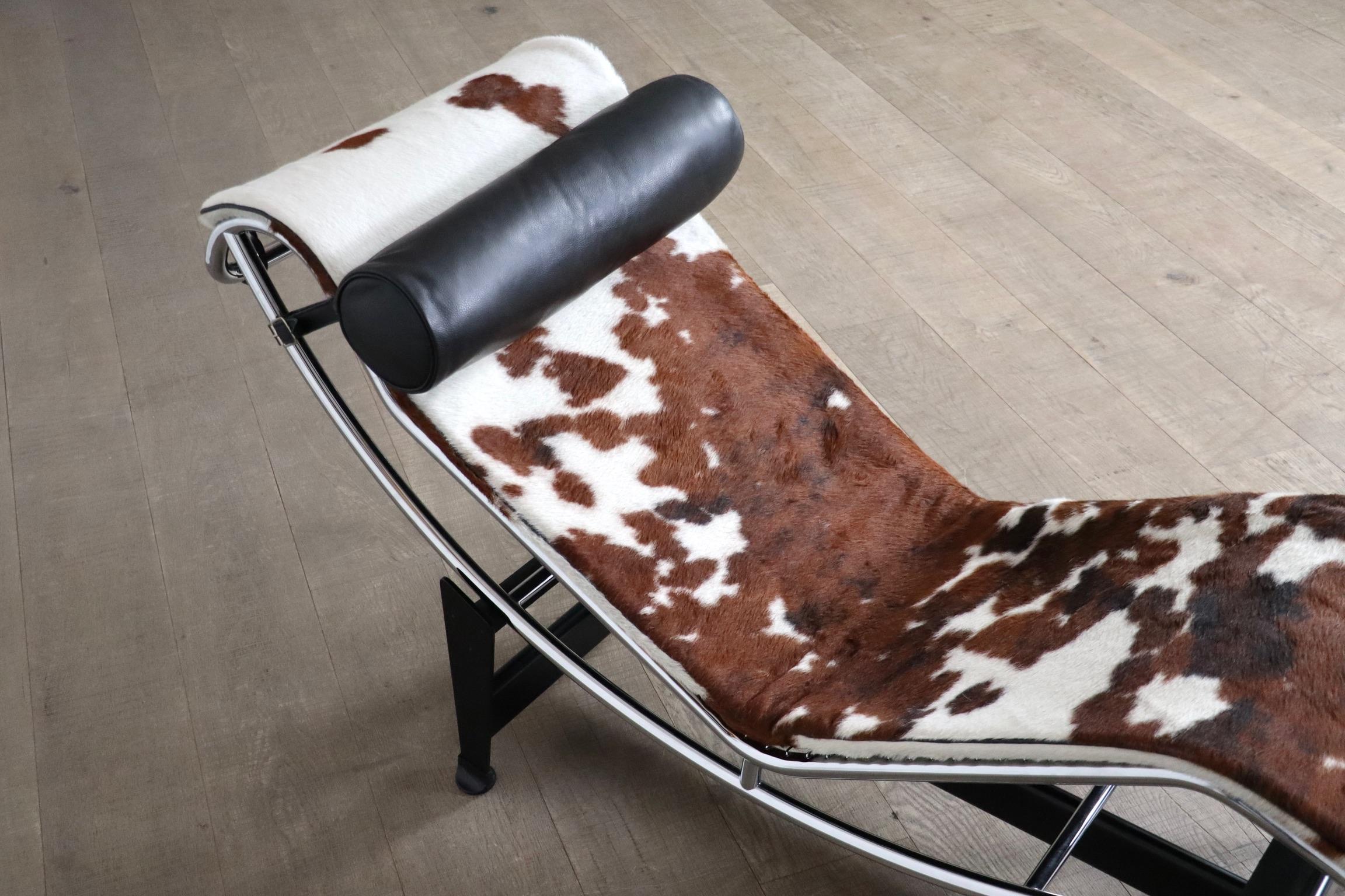 Cassina LC4 Chaise Longue In Ponyskin By Le Corbusier, Charlotte Perriand 2
