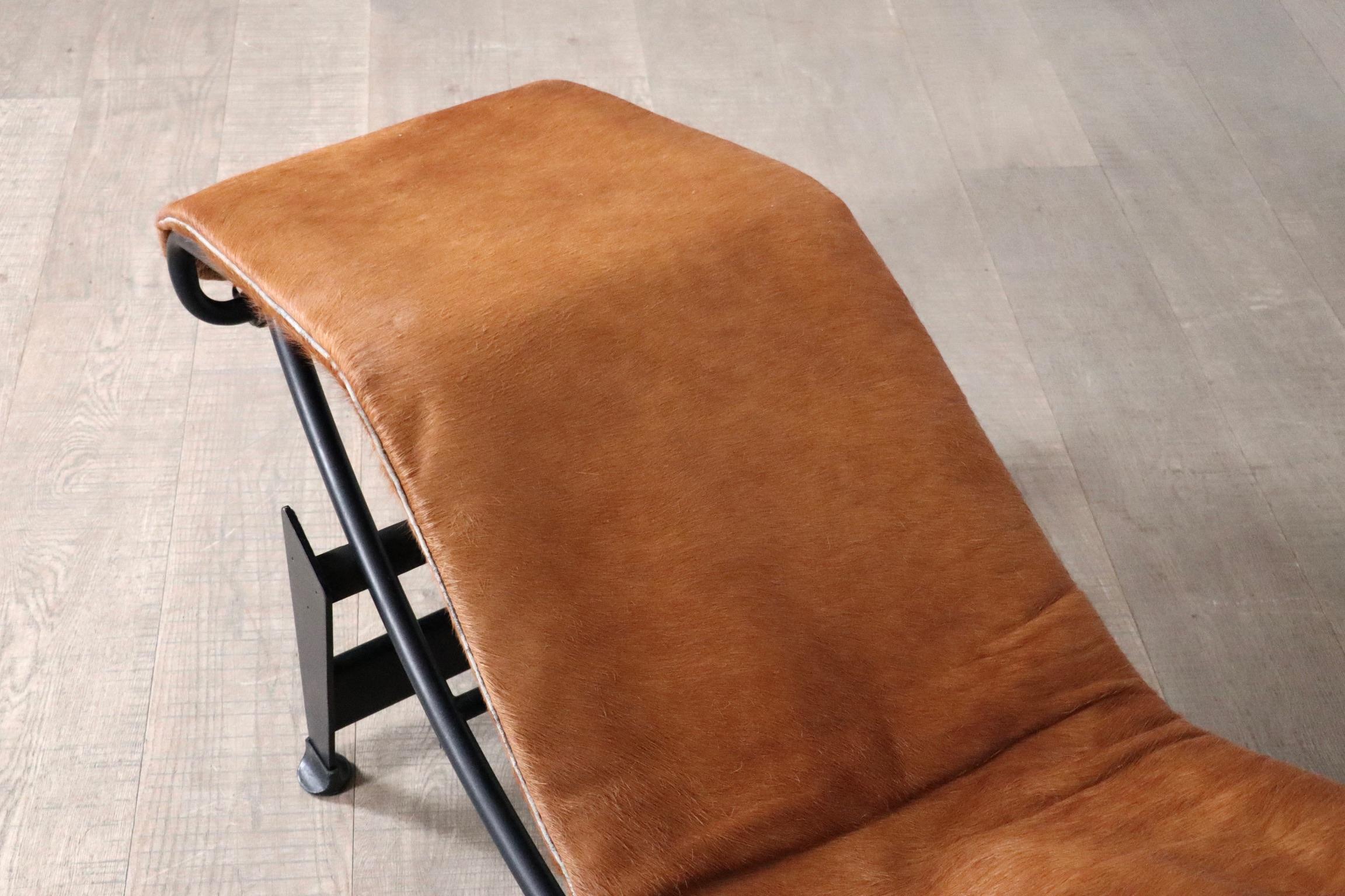 Cassina LC4 Chaise Longue In Ponyskin By Le Corbusier, Charlotte Perriand 3
