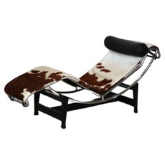 Chaise longue Cassina LC4 en peau de poney par Le Corbusier, Charlotte Perriand