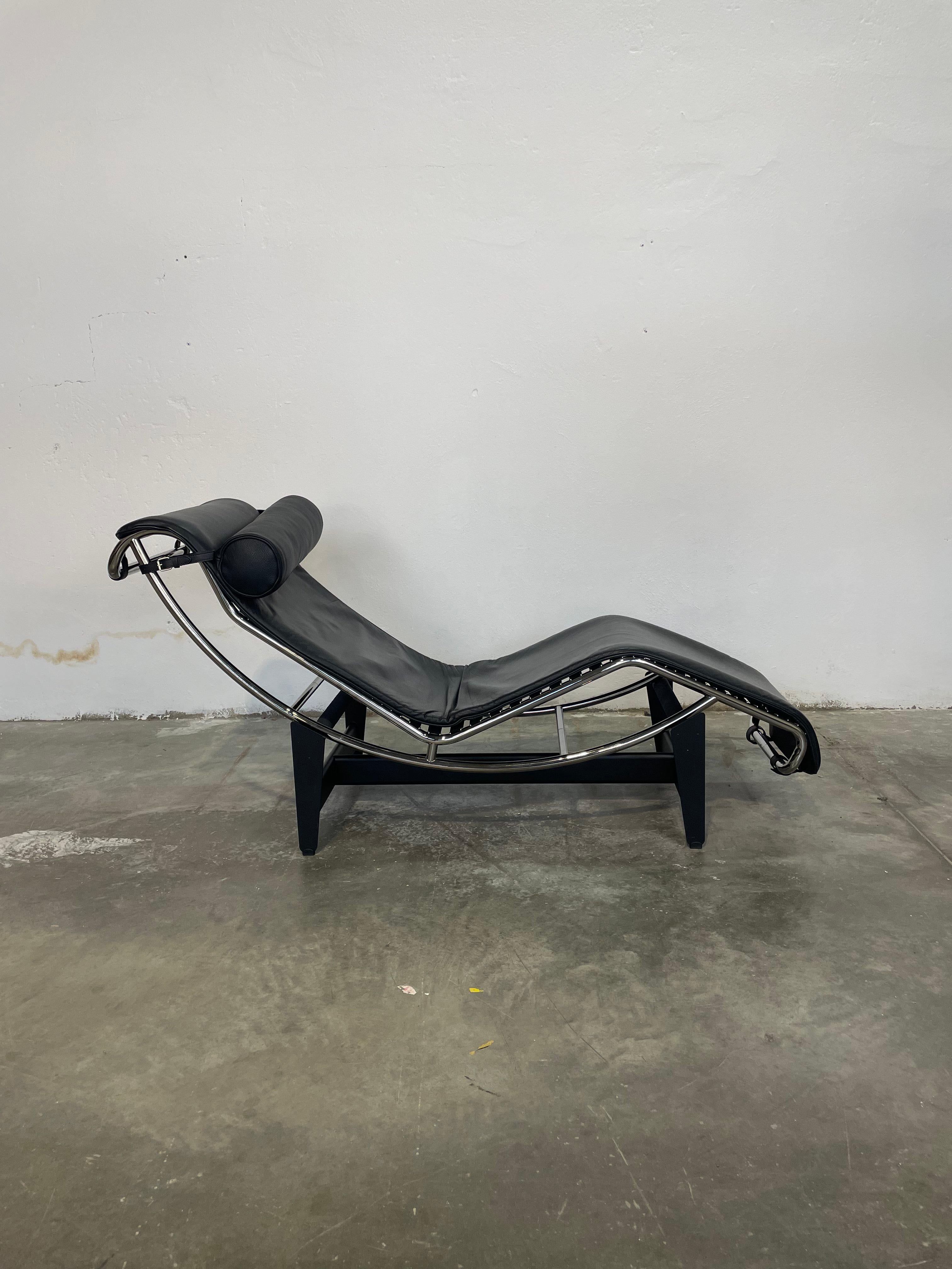 An exquisite vintage Cassina LC4 chaise longue, designed by Le Corbusier, Pierre Jeanneret, and Charlotte Perriand in 1928, presented in luxurious black leather. This iconic piece epitomizes modernist design with its ergonomic curves and sleek