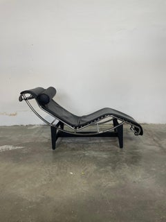 Cassina Lc4 En Piel Negra