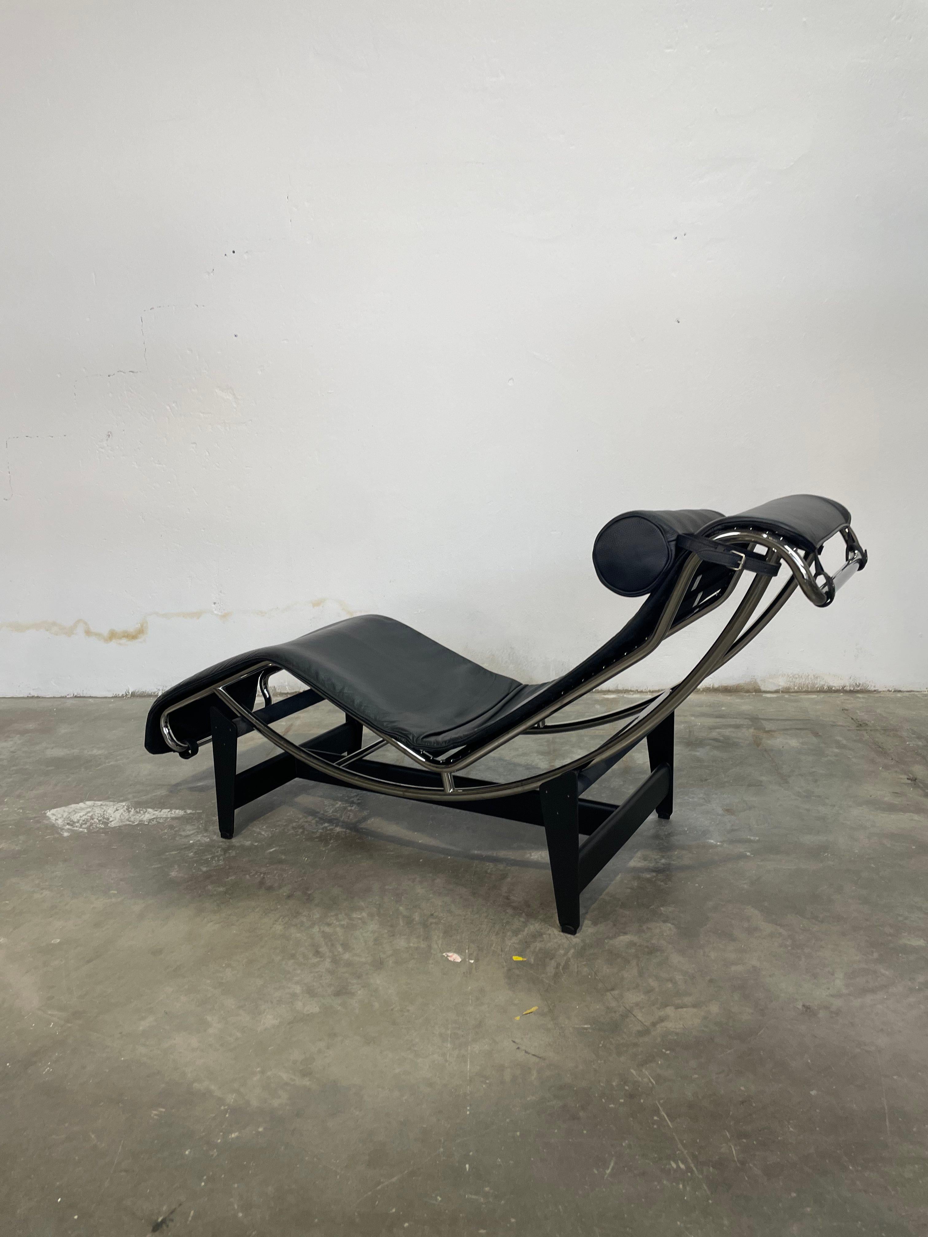 Cassina Lc4 In Black Leather In Good Condition In Ghedi, IT