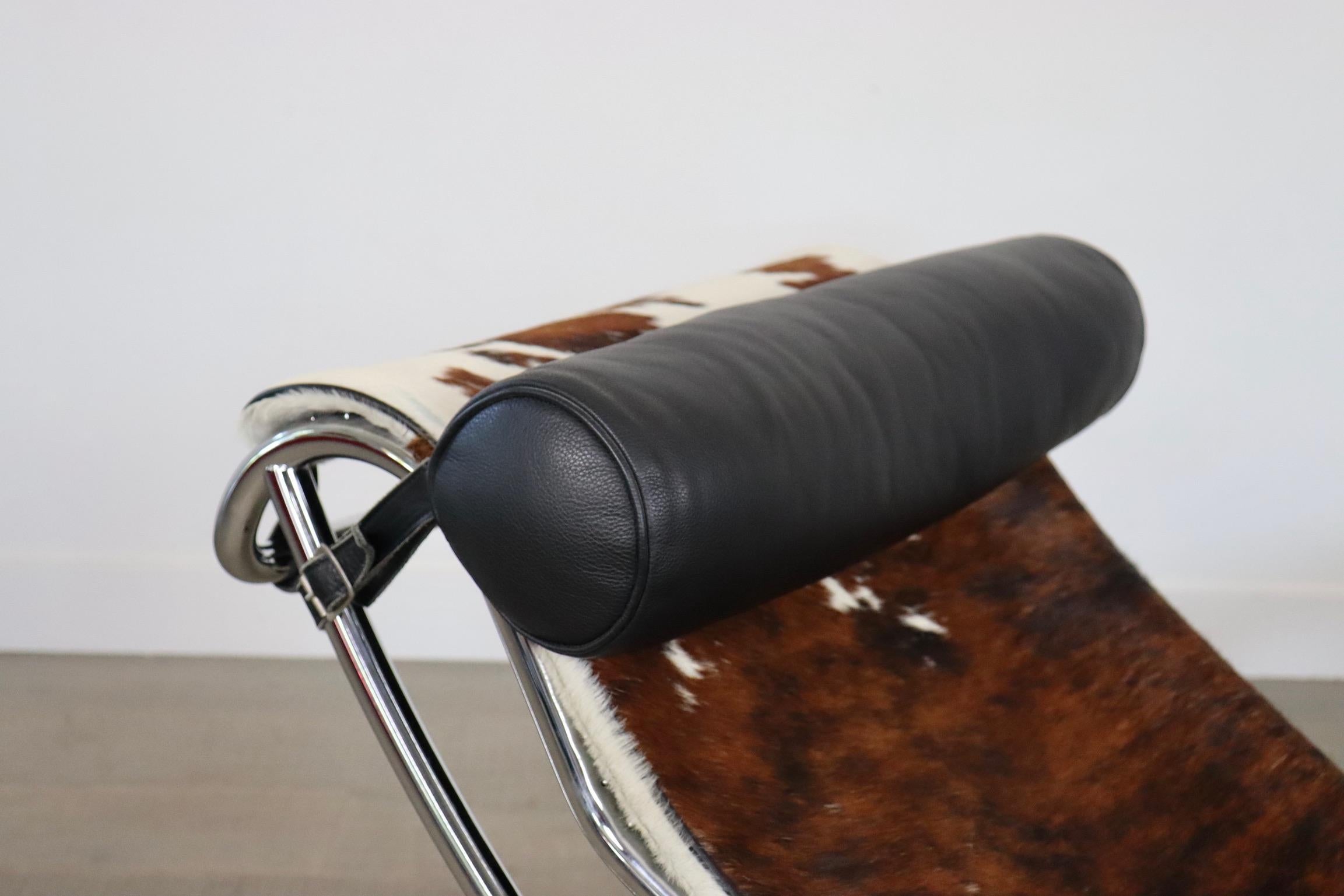 Cassina LC4 in Ponyskin by Le Corbusier & Charlotte Perriand, 1970s In Good Condition In ABCOUDE, UT