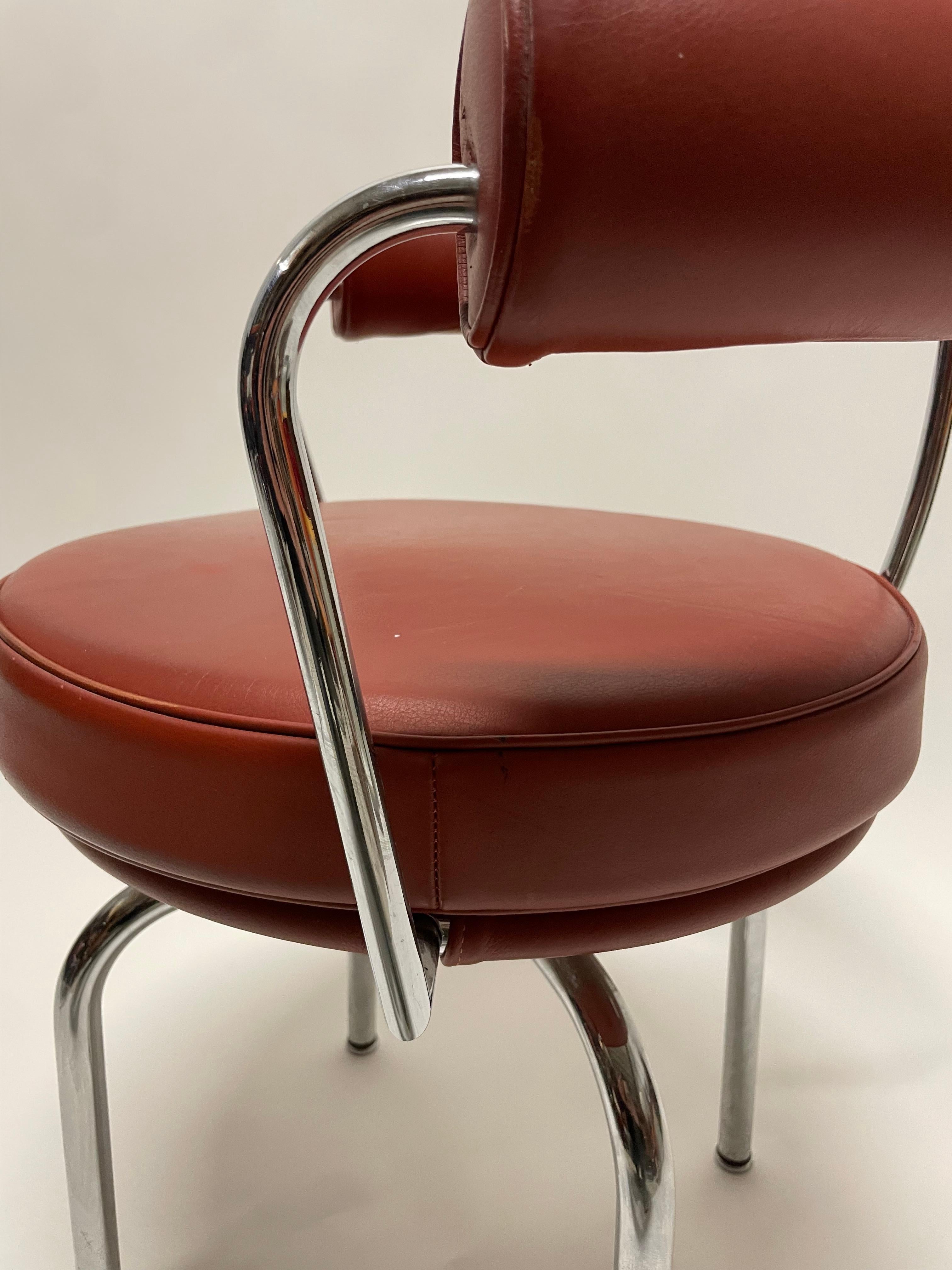 Authentique chaise Cassina en bordeaux. 

Le cuir présente quelques signes d'âge, mais dans l'ensemble, il s'agit toujours d'une très belle chaise fonctionnelle. 