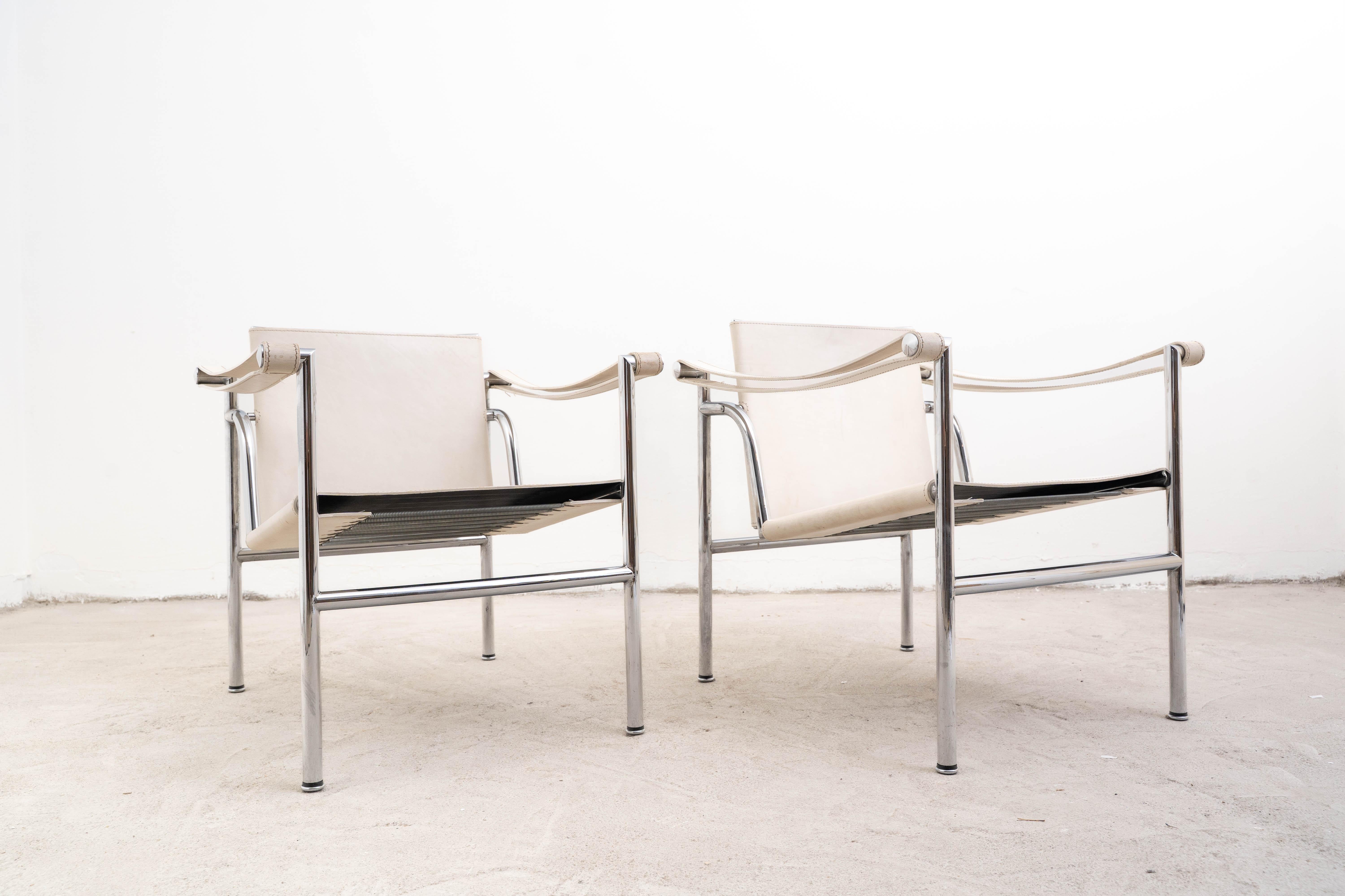 Coppia di sedie Le Corbusier LC1 di Cassina - Anni '70 - Discrete condizioni

In offerta c'è una coppia vintage di iconiche sedie a fionda LC1, disegnate da Le Corbusier, Jeanneret e Charlotte Perriand e prodotte da Cassina negli anni Settanta.