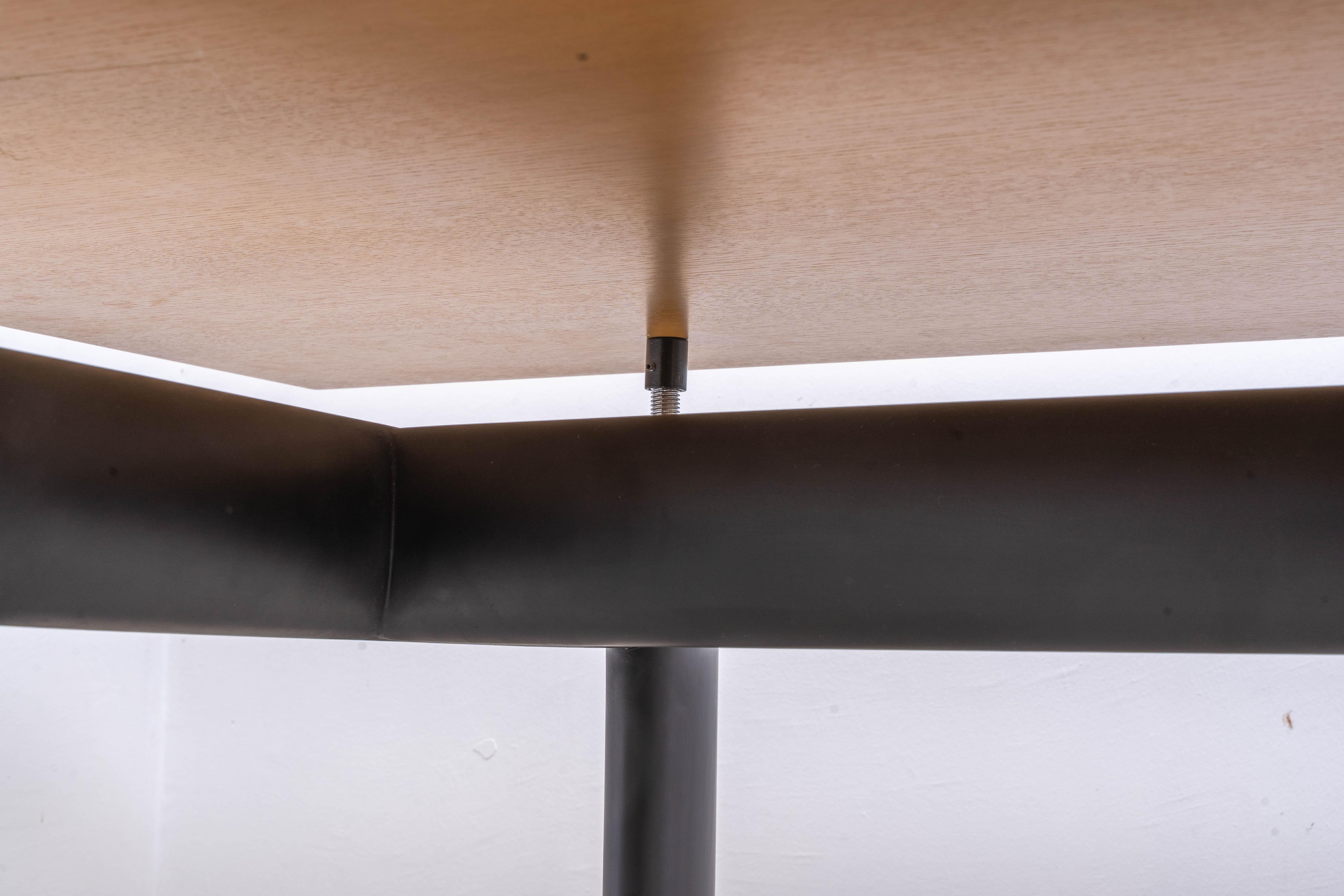 Métal Cassina - Le Corbusier - Table de repas - Table de repas LC6 en vente