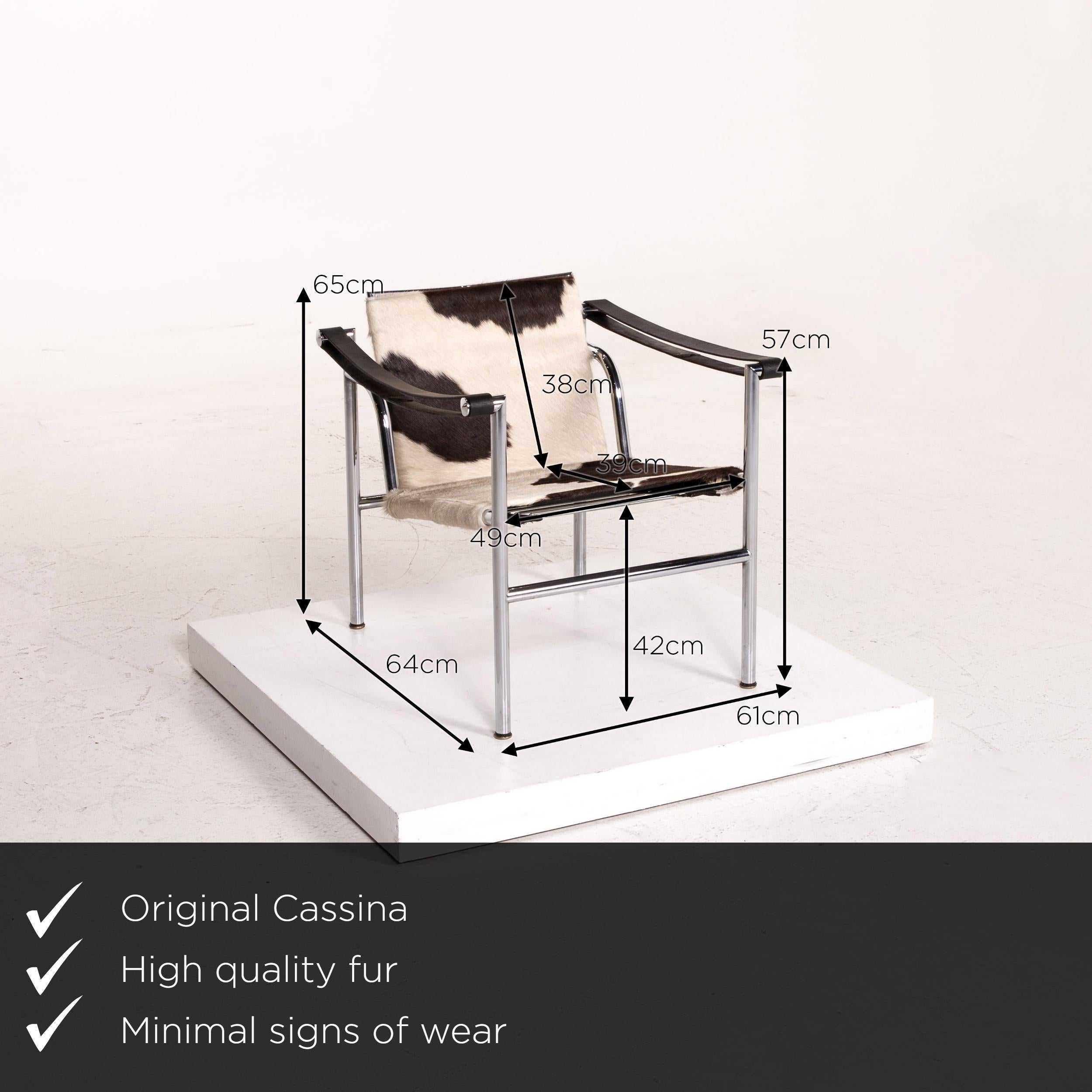 We present to you a Cassina Le Corbusier LC 1 fur leather chair white brown armchair.

 

 Product measurements in centimeters:
 

Depth 64
Width 61
Height 65
Seat height 42
Rest height 57
Seat depth 39
Seat width 49
Back height 38.