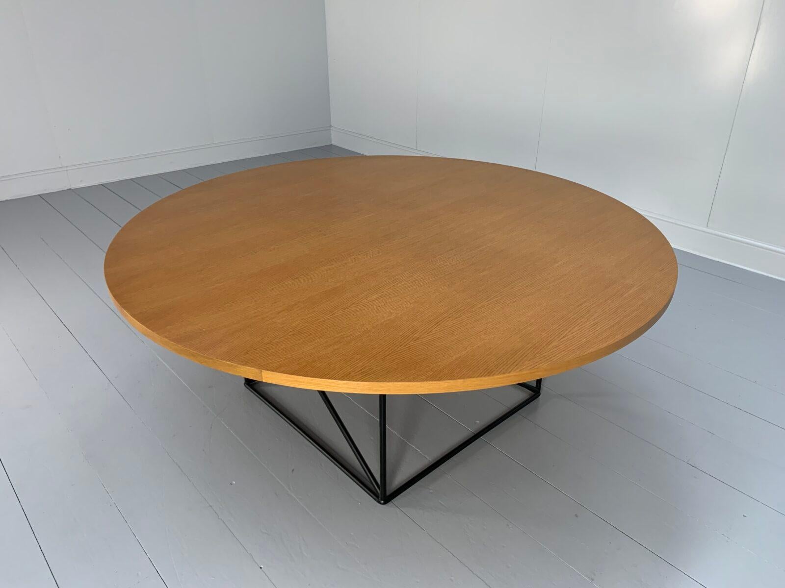 Cassina Le Corbusier “LC15” Round Circular Dining Table – In Natural Oak In Good Condition In Barrowford, GB