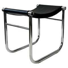 Cassina Le Corbusier LC9 Taburete de cuero negro y cromo