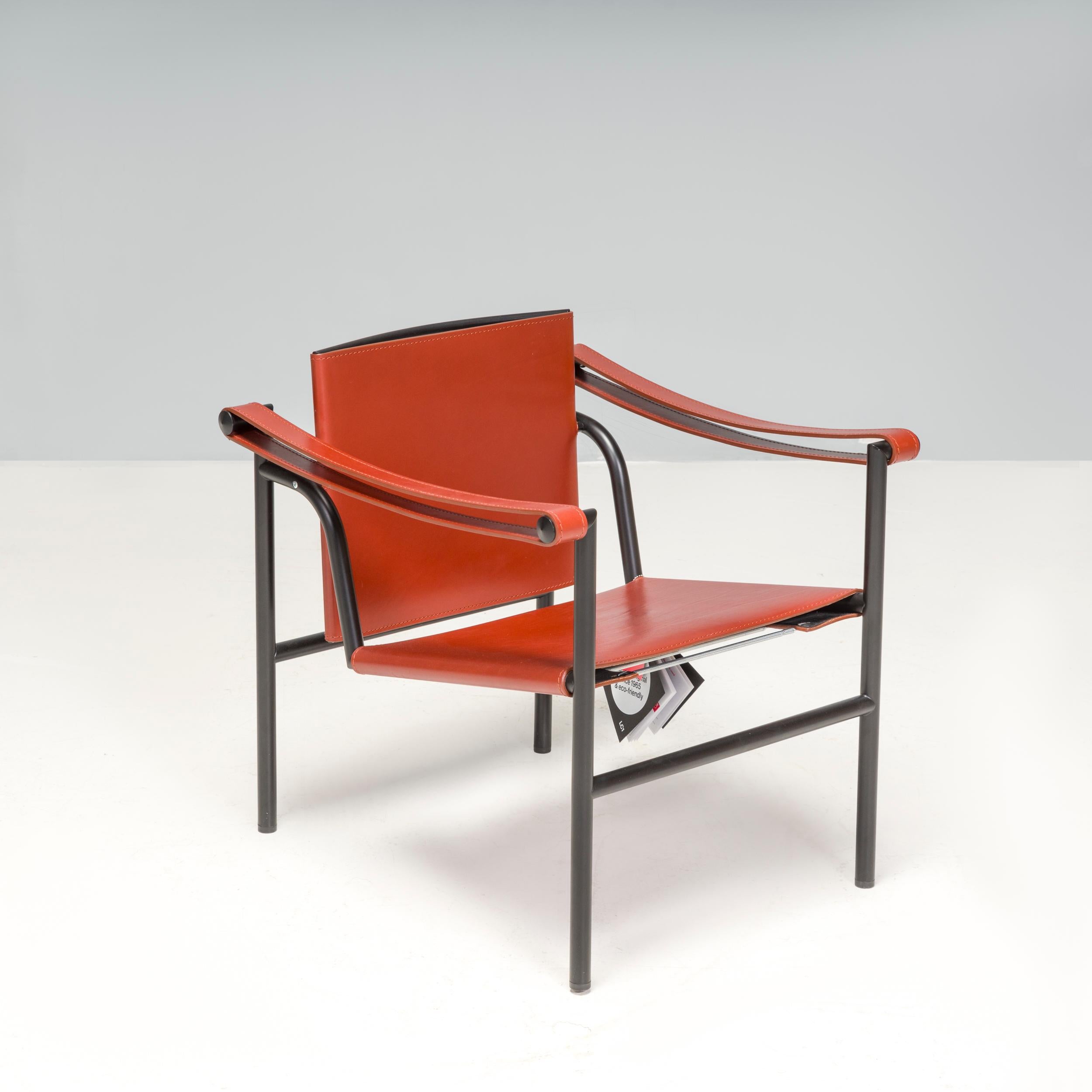 Aujourd'hui connu sous le nom de 1 Fauteuil Dossier Basculant, le fauteuil LC1 a été initialement présenté au Salon d'Automne en 1929 par les designers Le Corbusier, Pierre Jeanneret et Charlotte Perriand.

Depuis lors, la chaise d'appoint LC1 est