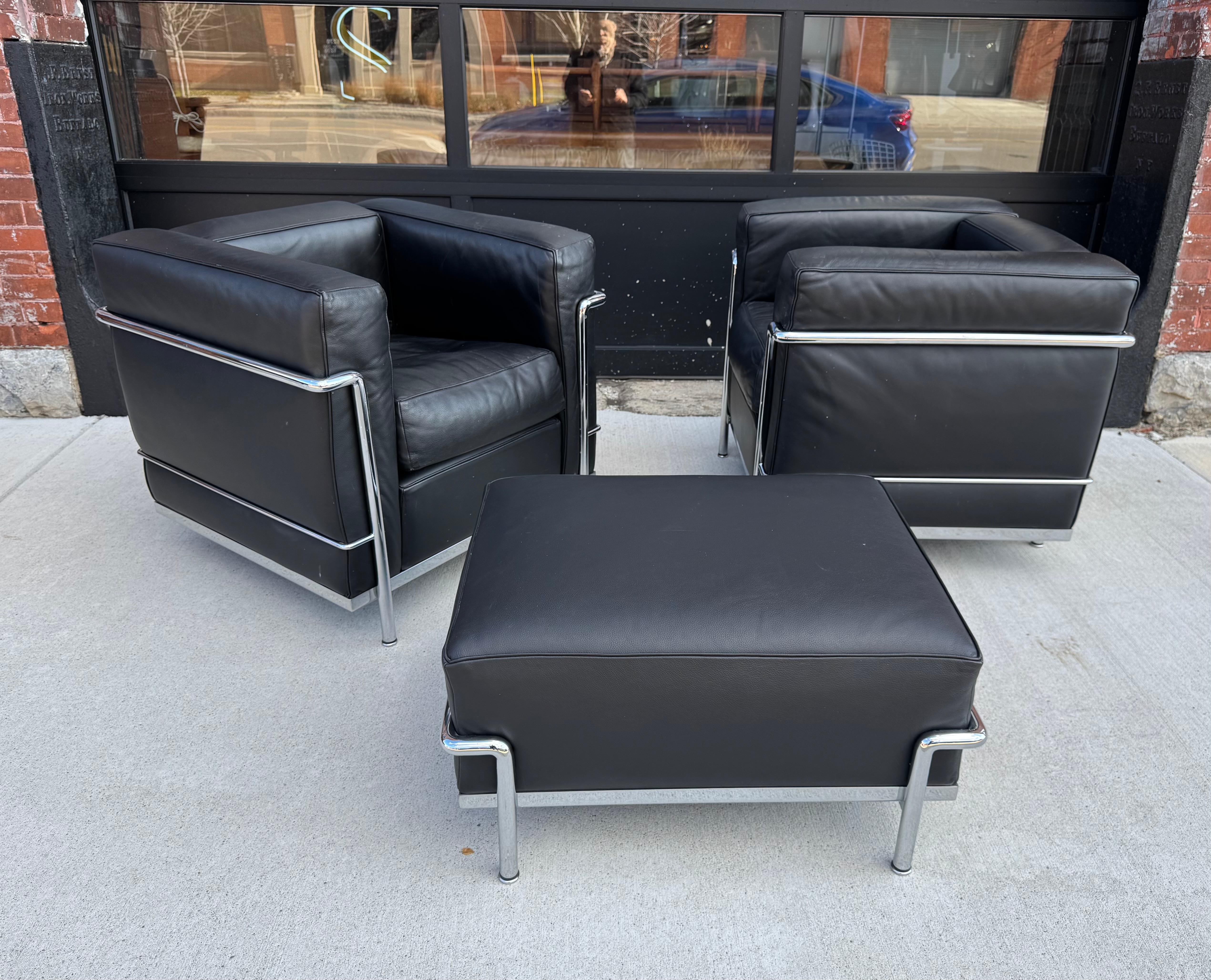 Cassina licensed Le Corbusier LC2 black leather chrome lounge chairs & ottoman en vente 3