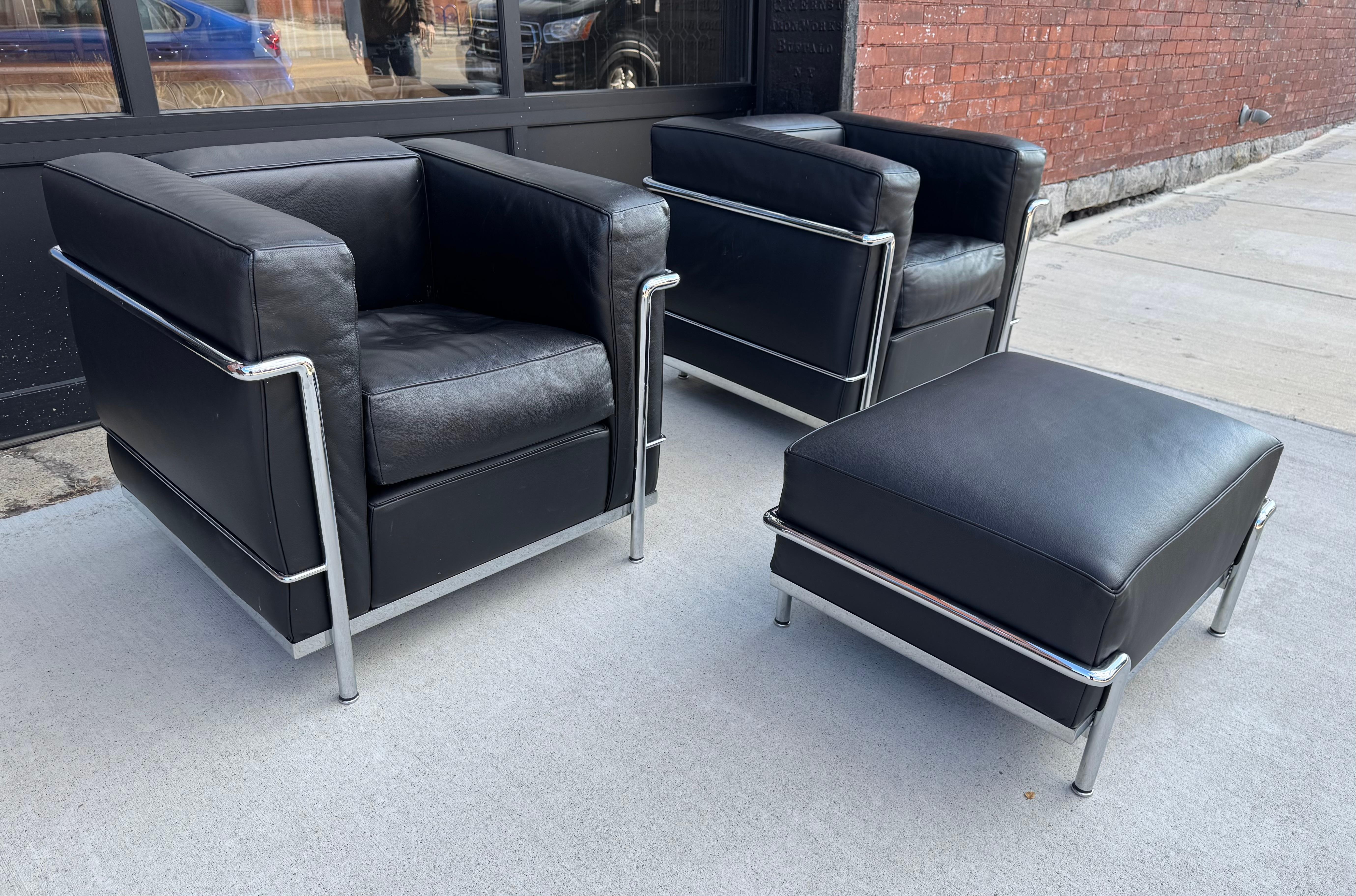 Cassina licensed Le Corbusier LC2 black leather chrome lounge chairs & ottoman en vente 4