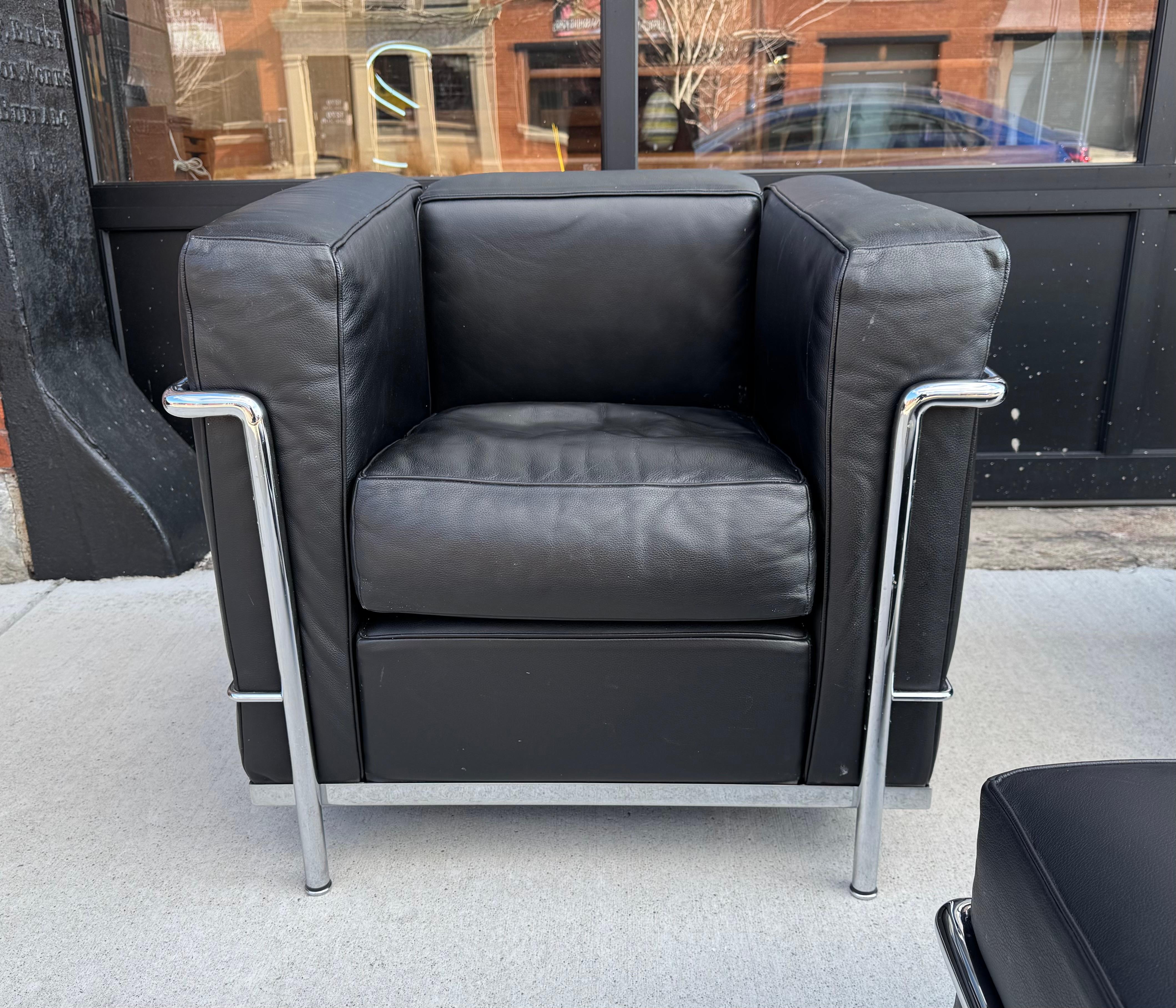Cassina licensed Le Corbusier LC2 black leather chrome lounge chairs & ottoman en vente 5