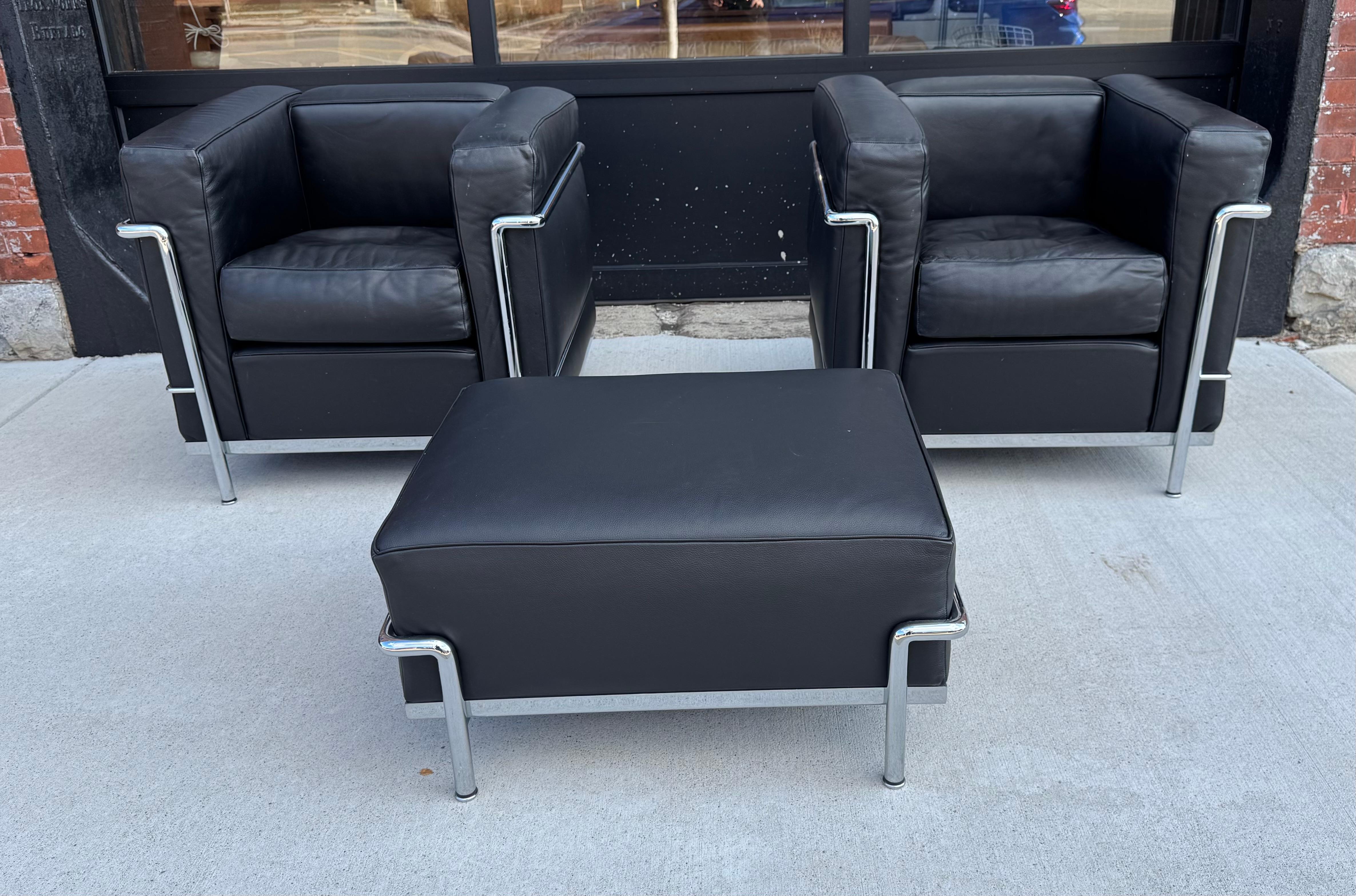 Cassina licensed Le Corbusier LC2 black leather chrome lounge chairs & ottoman en vente 6