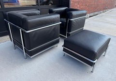 Cassina con licenza Le Corbusier LC2, sedie da salotto in pelle nera e cromo e ottomana