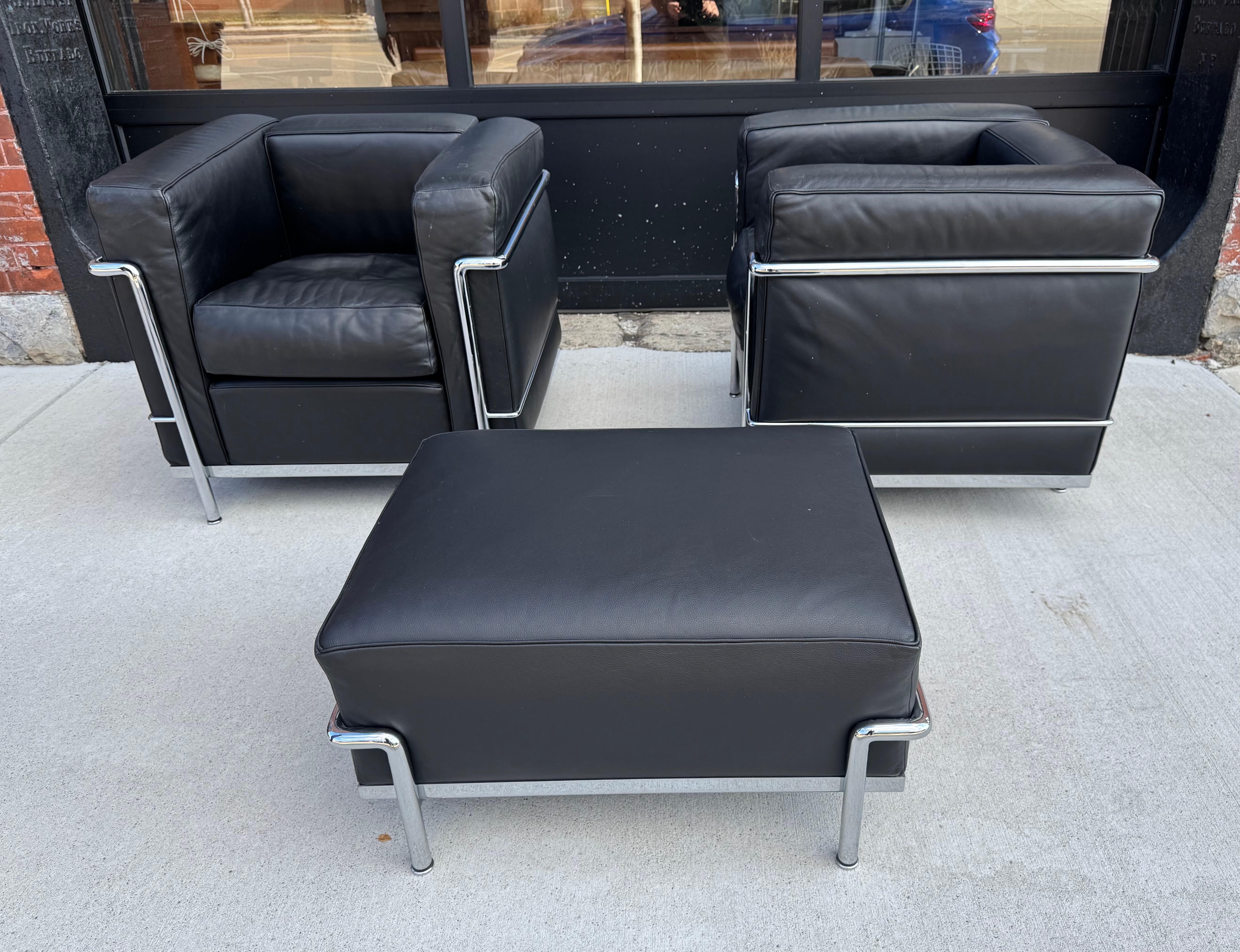 Bauhaus Cassina licensed Le Corbusier LC2 black leather chrome lounge chairs & ottoman en vente