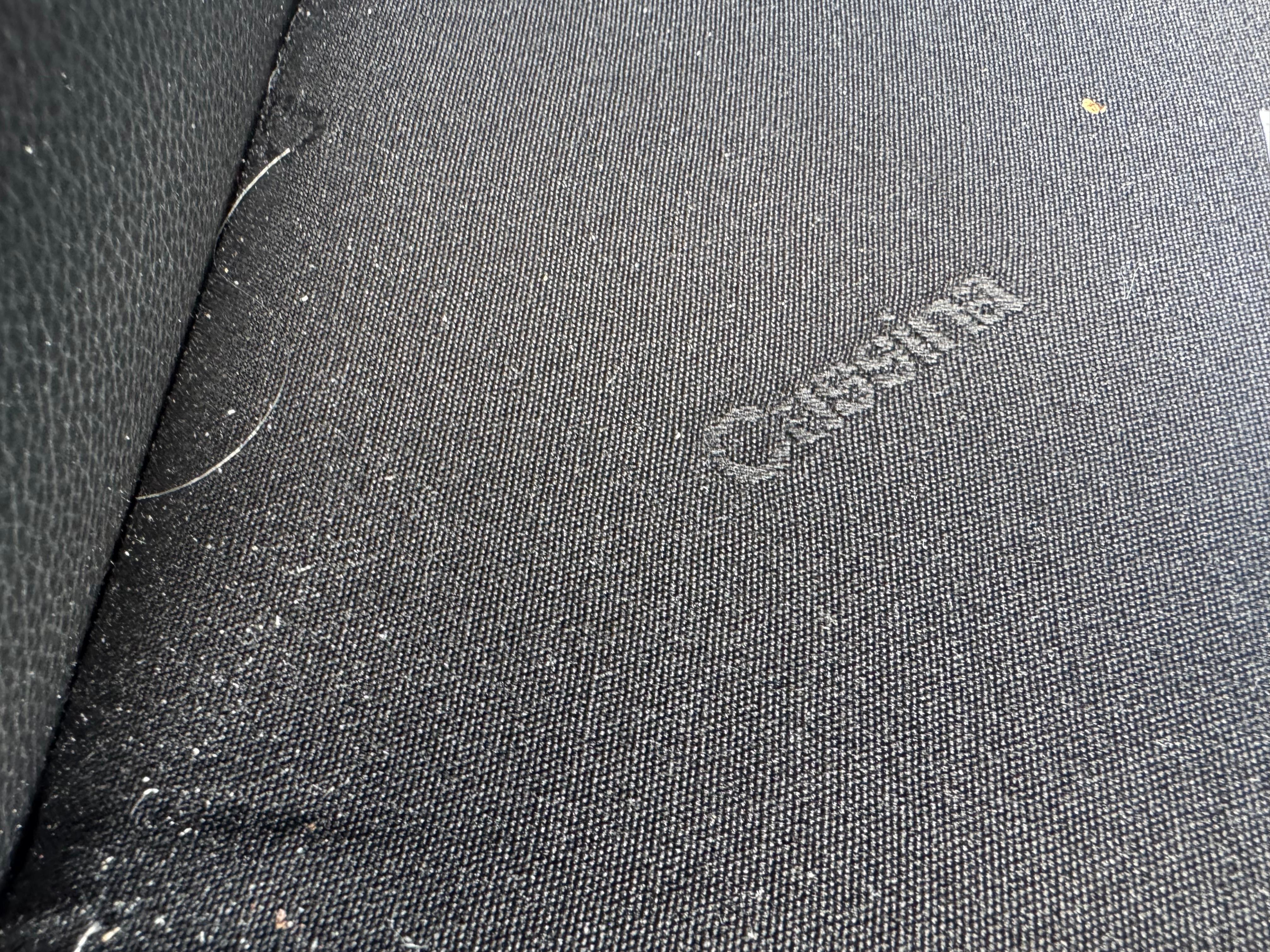 Cassina licensed Le Corbusier LC2 black leather chrome lounge chairs & ottoman Bon état - En vente à Buffalo, NY