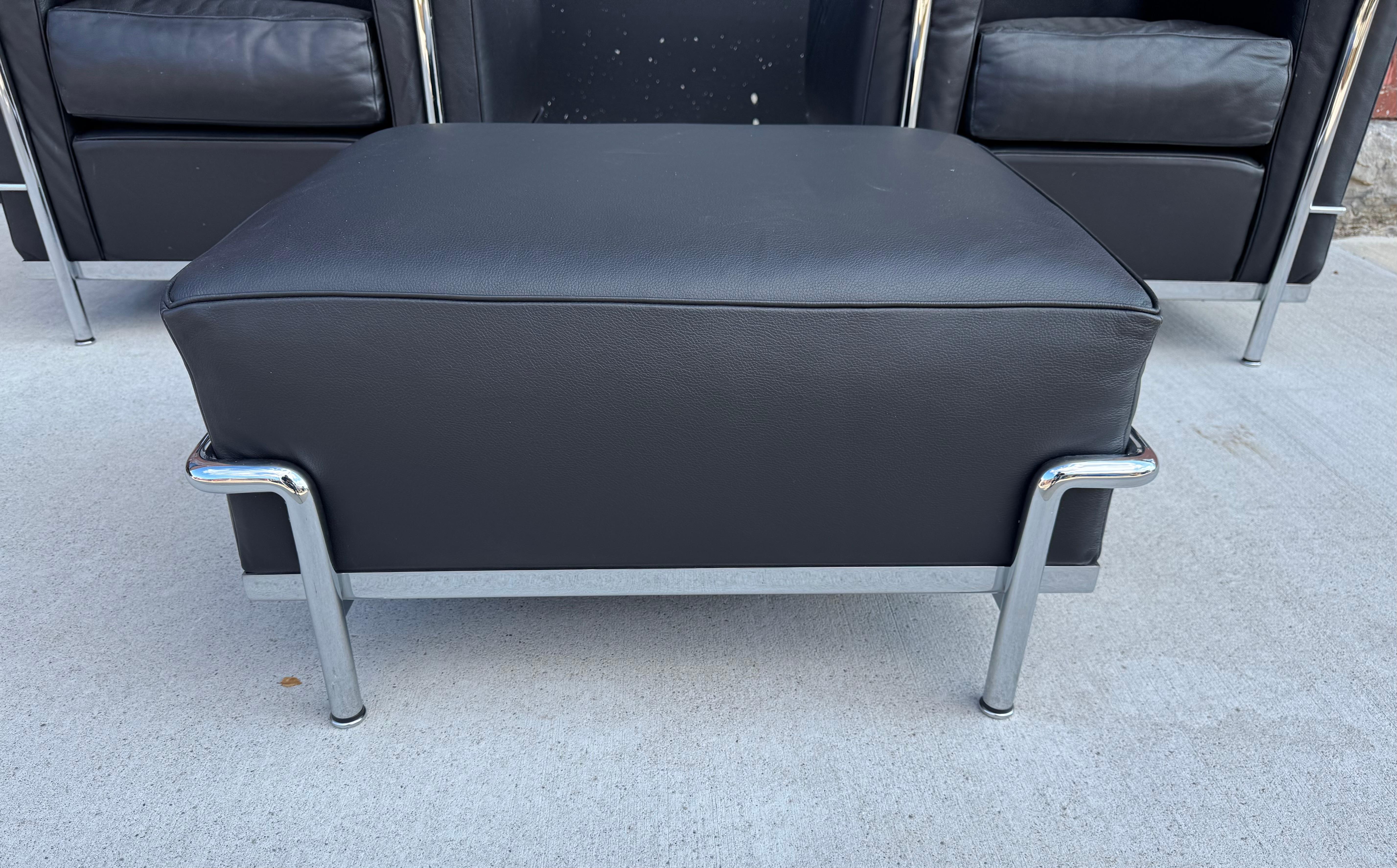 Fin du 20e siècle Cassina licensed Le Corbusier LC2 black leather chrome lounge chairs & ottoman en vente