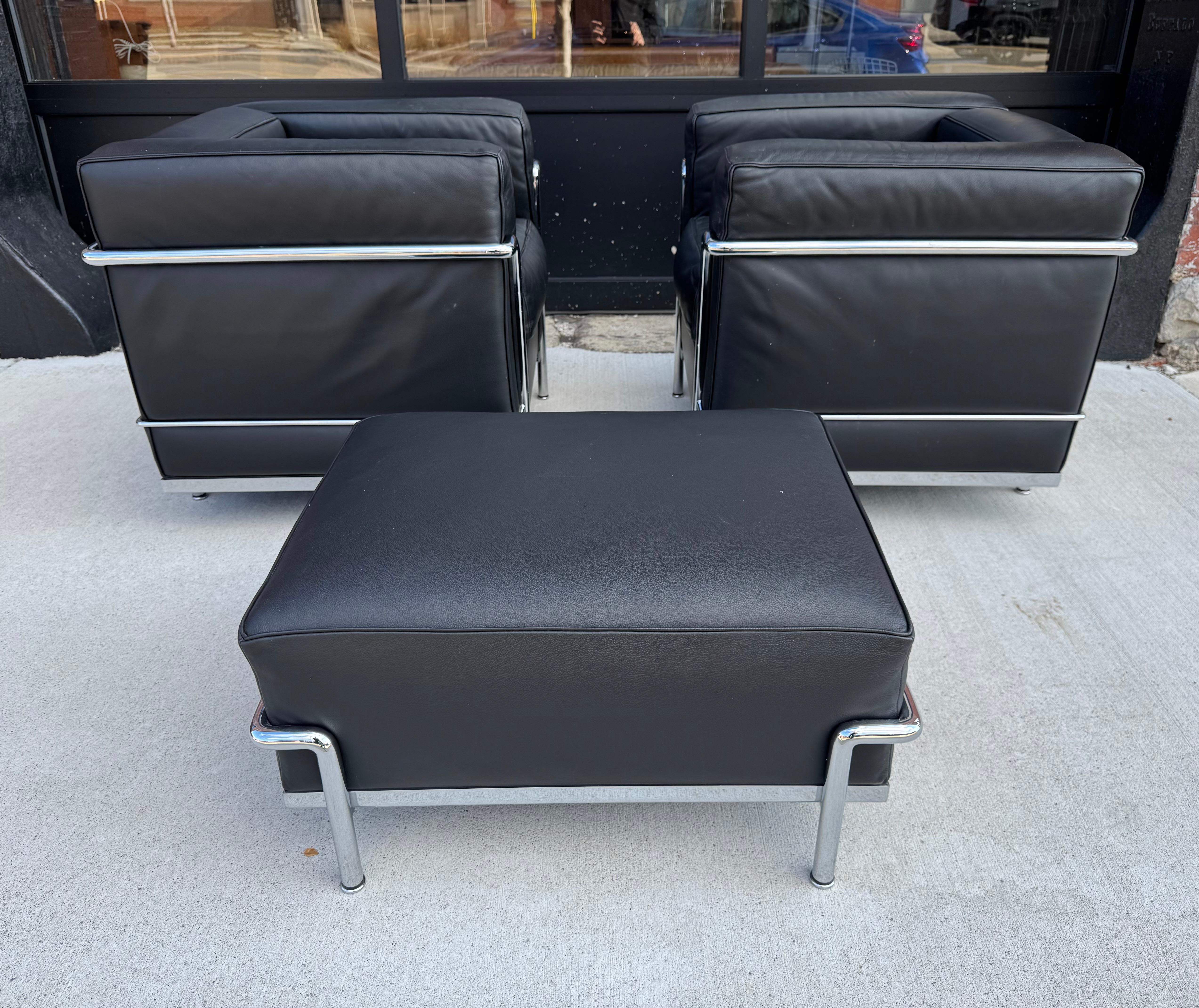 Acier Cassina licensed Le Corbusier LC2 black leather chrome lounge chairs & ottoman en vente
