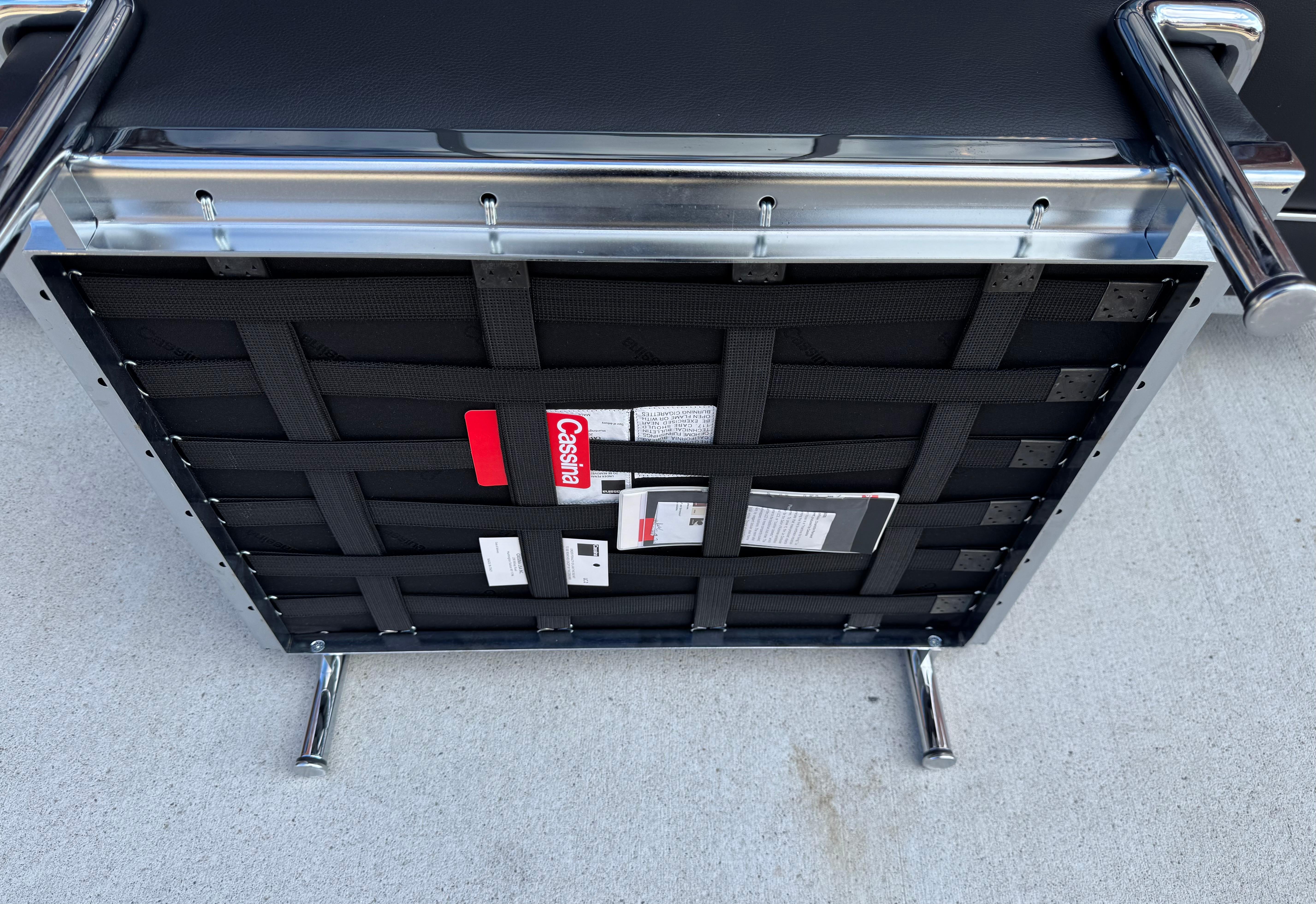 Cassina licensed Le Corbusier LC2 black leather chrome lounge chairs & ottoman en vente 1