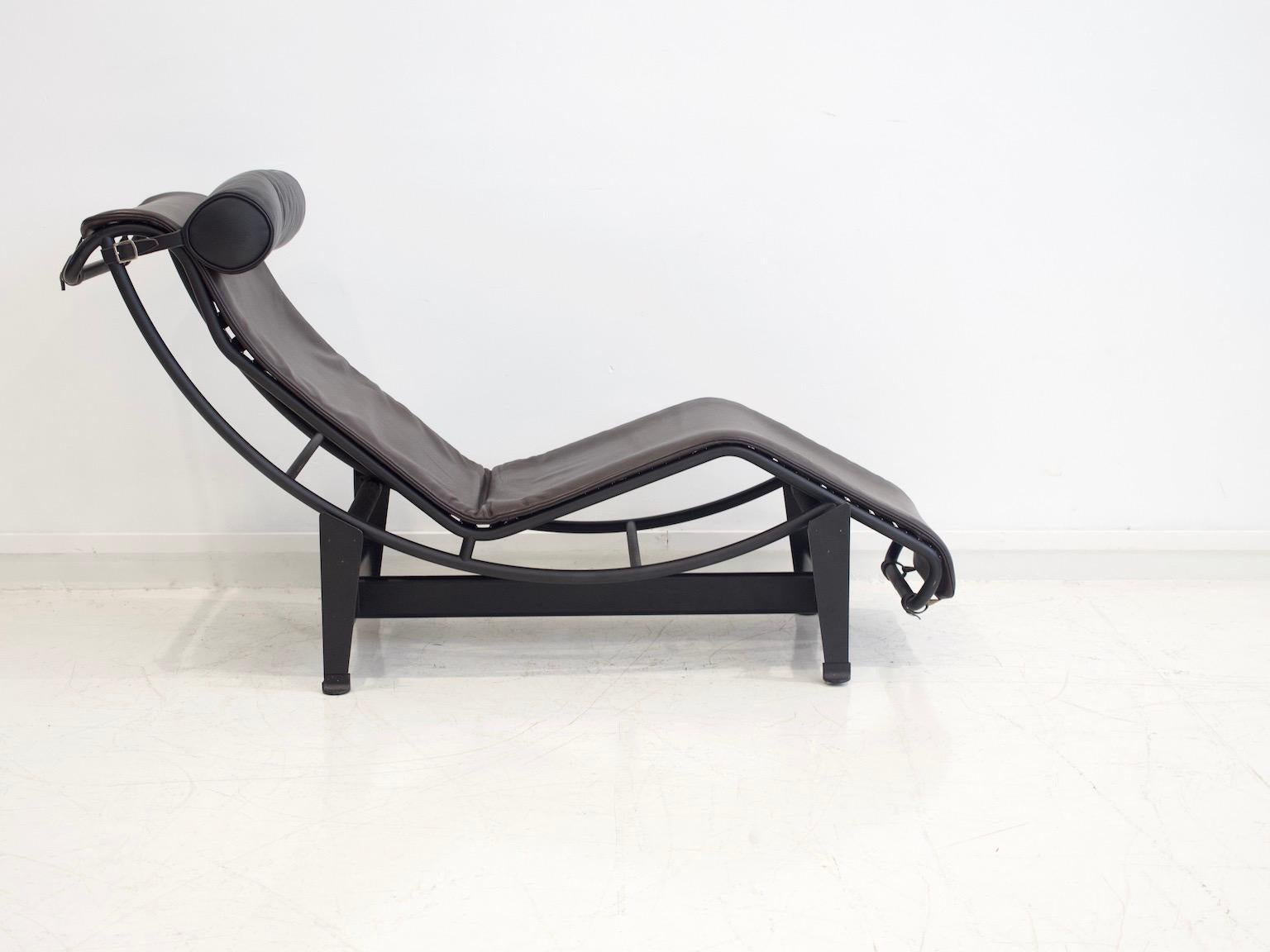 Mid-Century Modern Cassina Lounger LC4 by Le Corbusier, Charlotte Perriand and Pierre Jeanneret For Sale