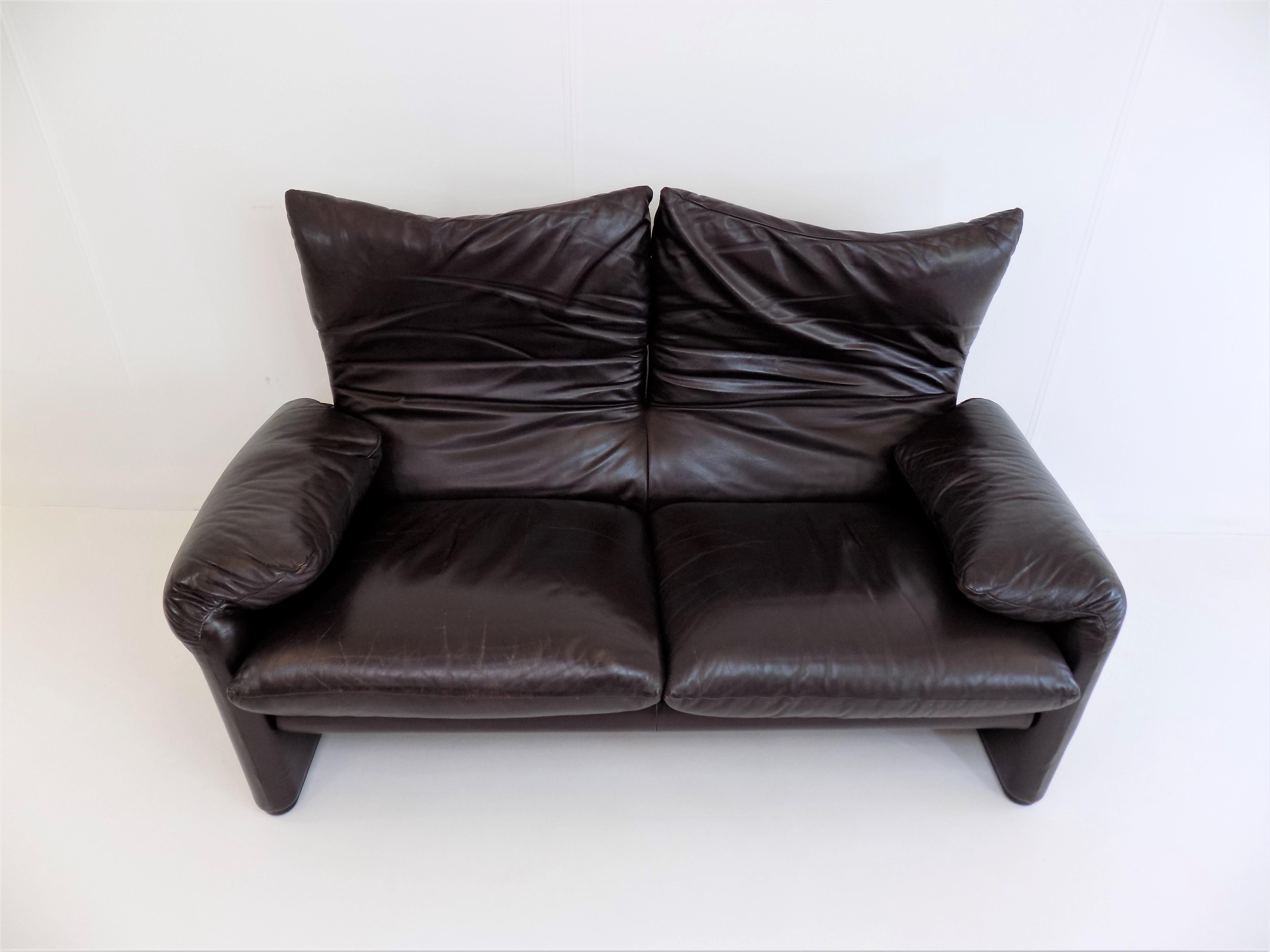 The Maralunga sofa is upholstered in a dark brown leather and is in very good condition. The leather is soft and only shows a slight age patina on one seat cushion. The joints of the backrests work smoothly and flawlessly. The upholstery offers a