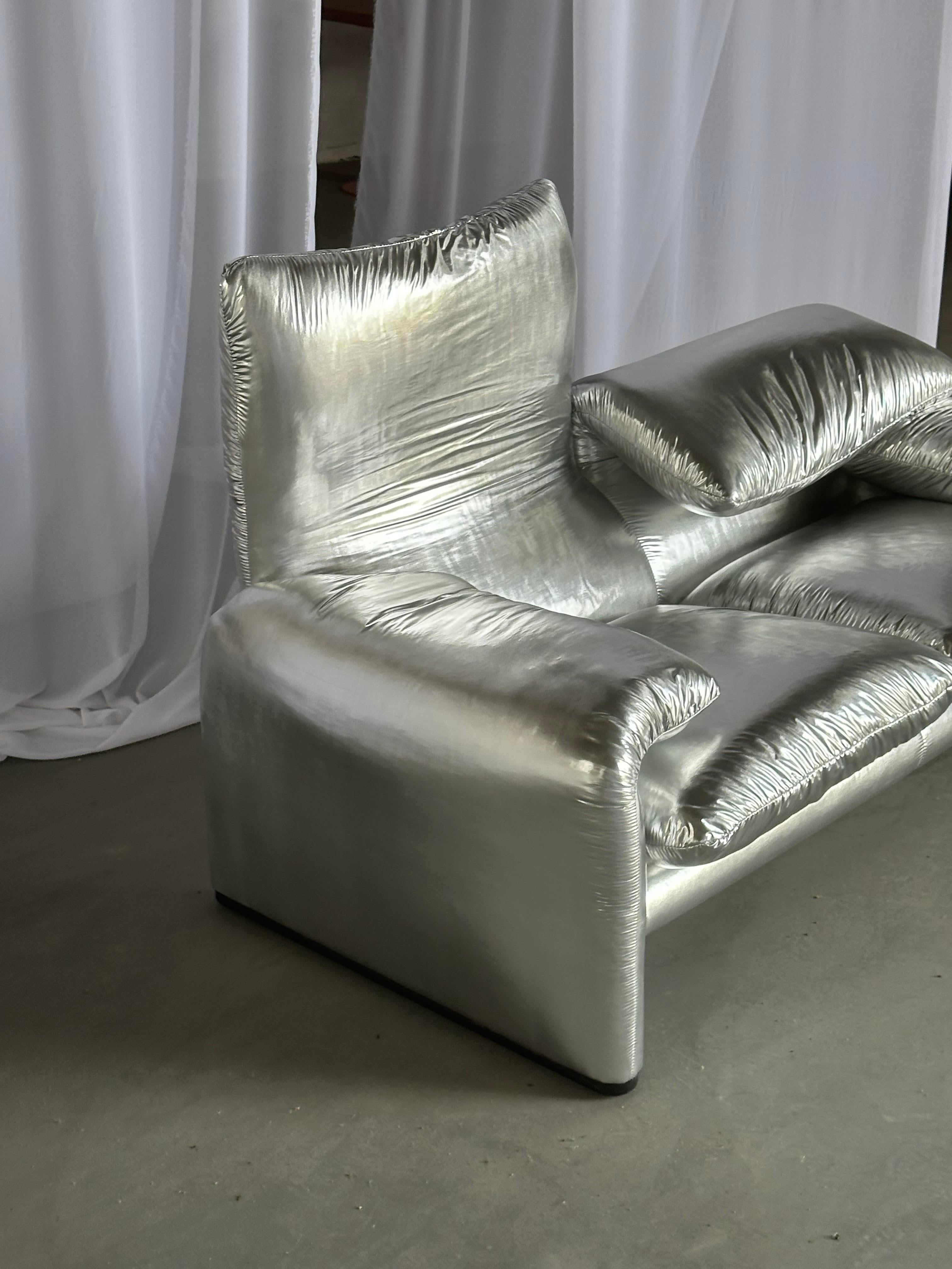 Cassina Maralunga 2 seater Silver Sofa by Vico Magistretti In Excellent Condition In Gdańsk, PL