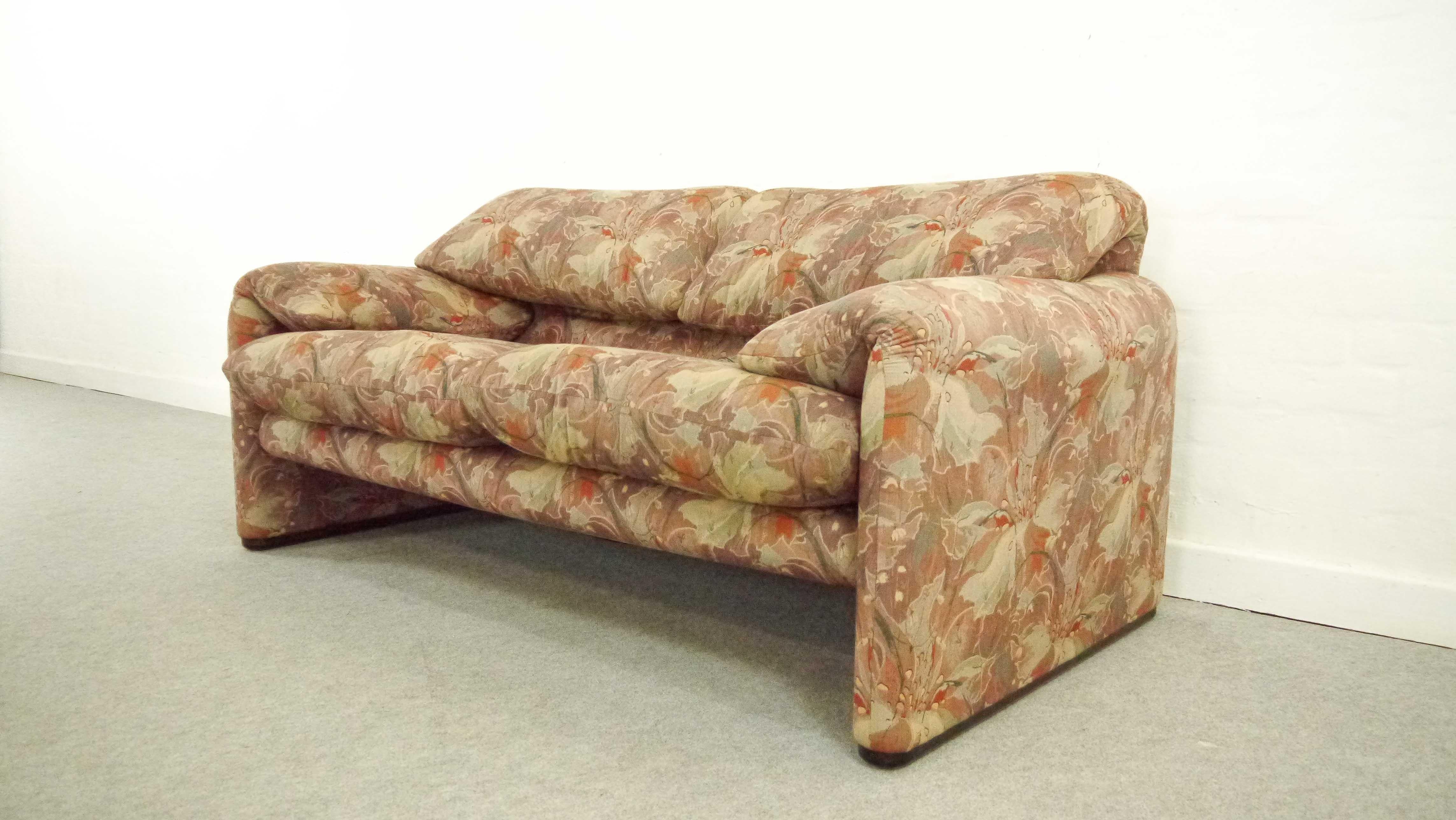 Cassina Maralunga 2-Seat Sofa by Vico Magistretti in Flowered Fabric In Good Condition In Halle, DE