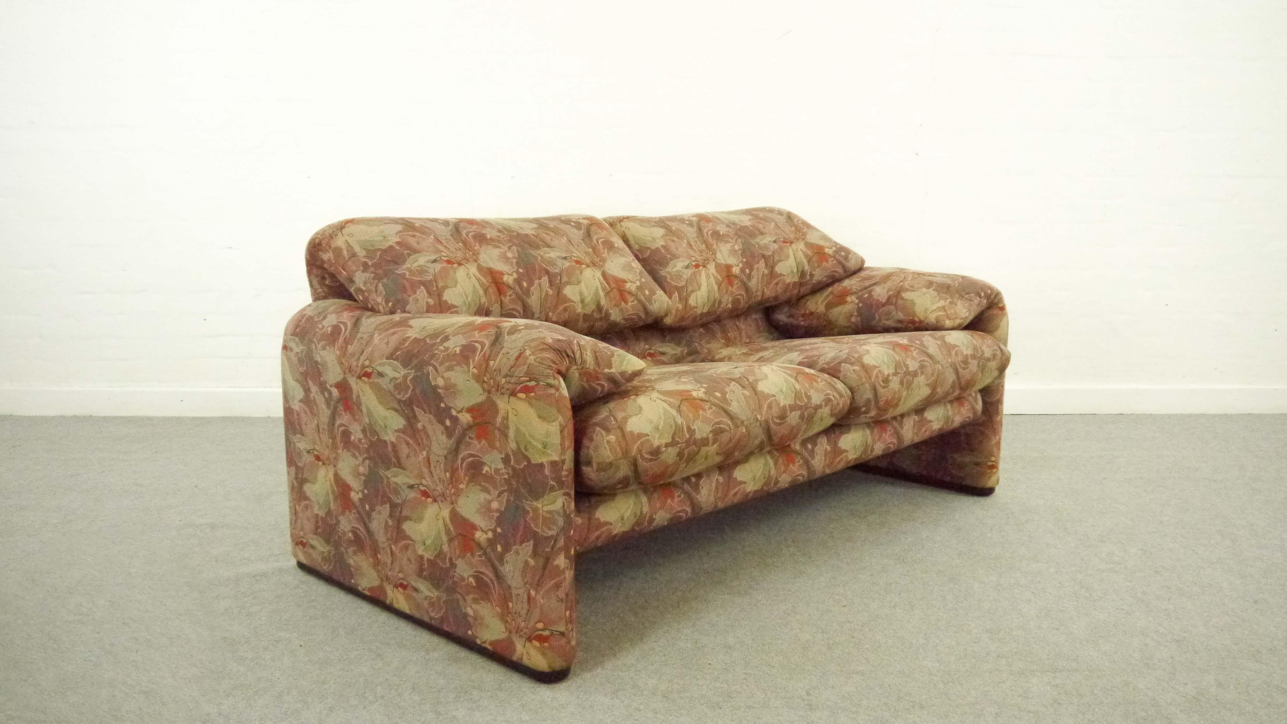 Cassina Maralunga 2-Seat Sofa by Vico Magistretti in Flowered Fabric 3