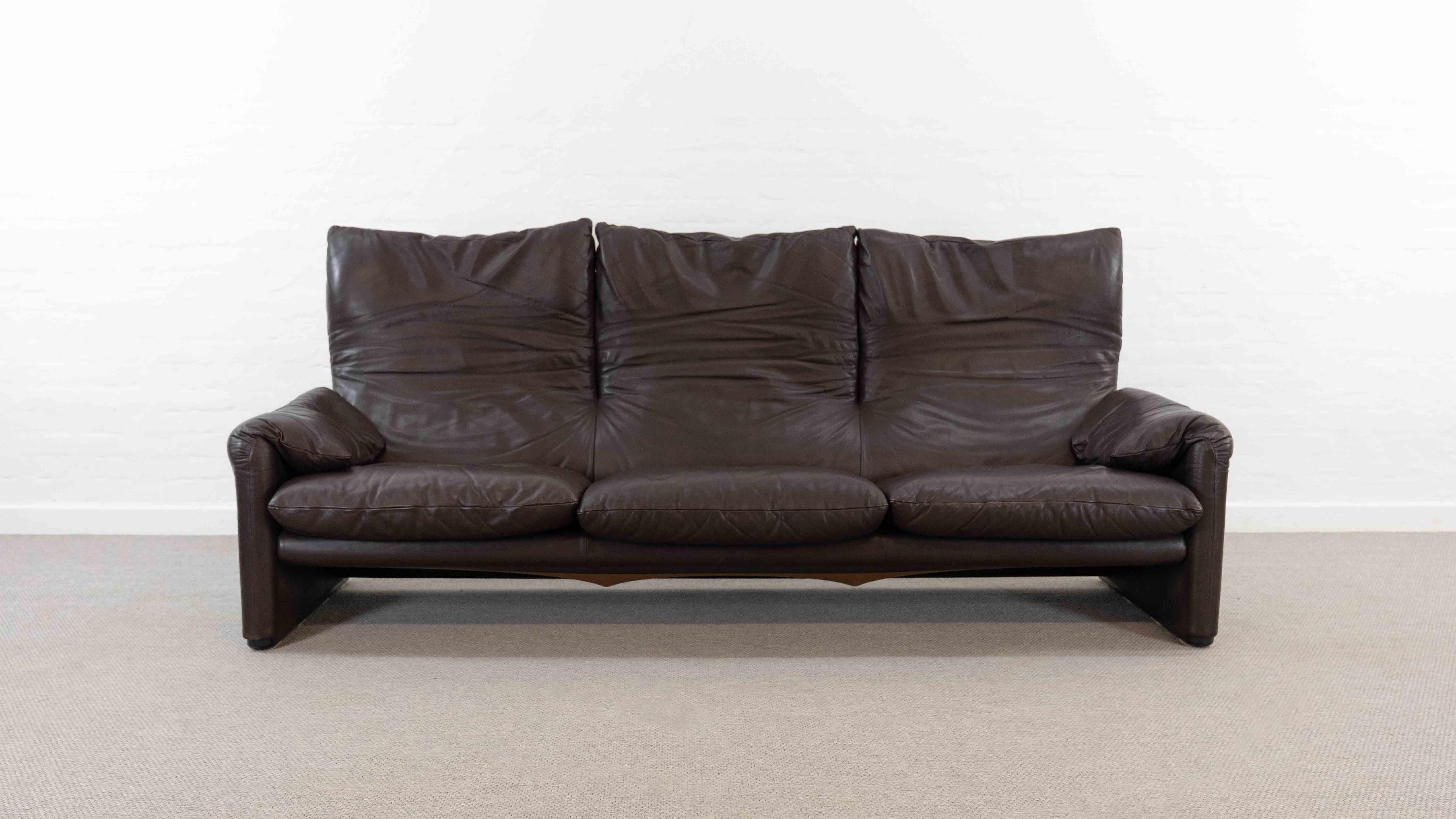 Mid-Century moderno Divano a 3 posti Cassina Maralunga in pelle marrone scuro in vendita