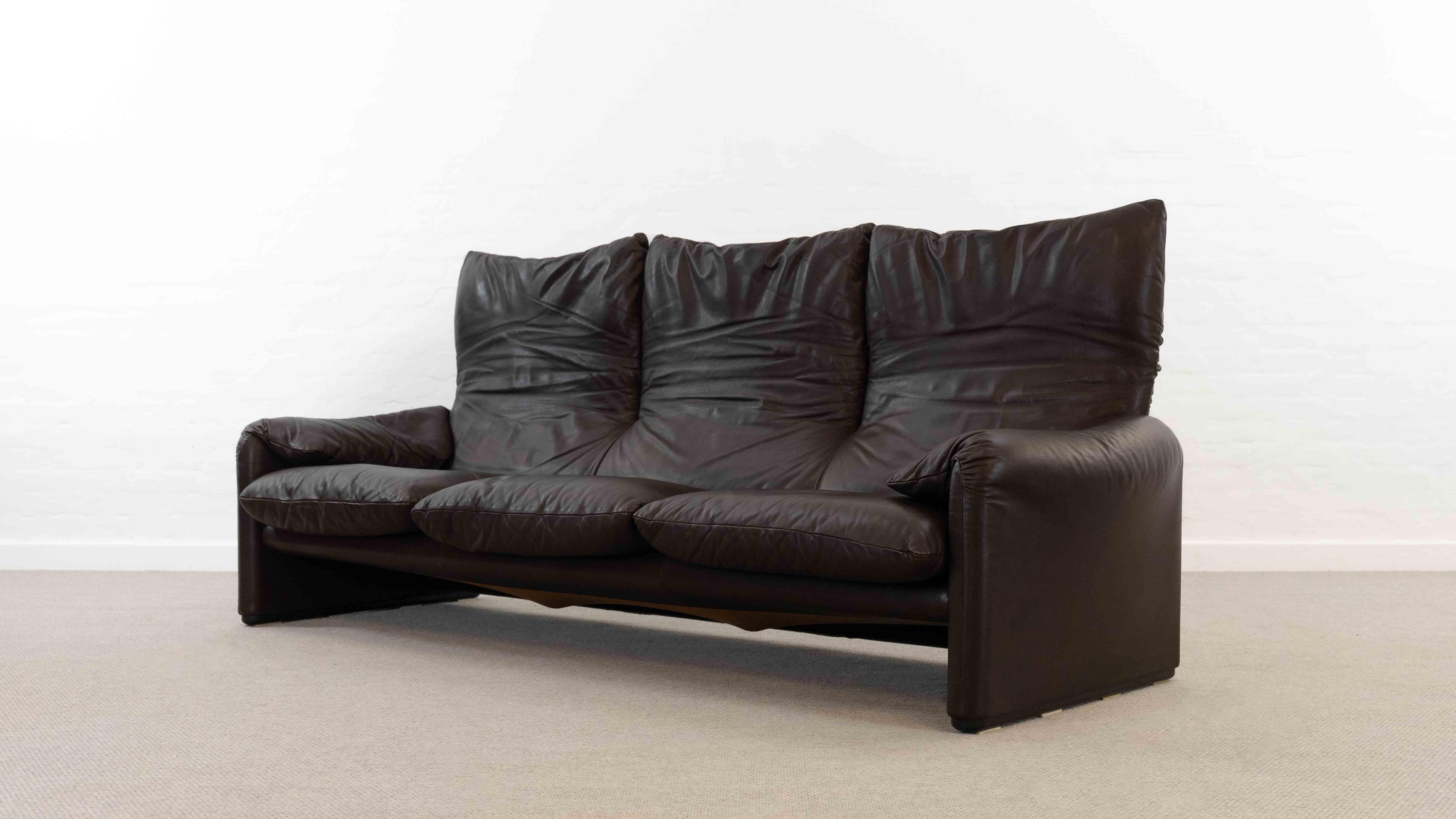 Italiano Divano a 3 posti Cassina Maralunga in pelle marrone scuro in vendita