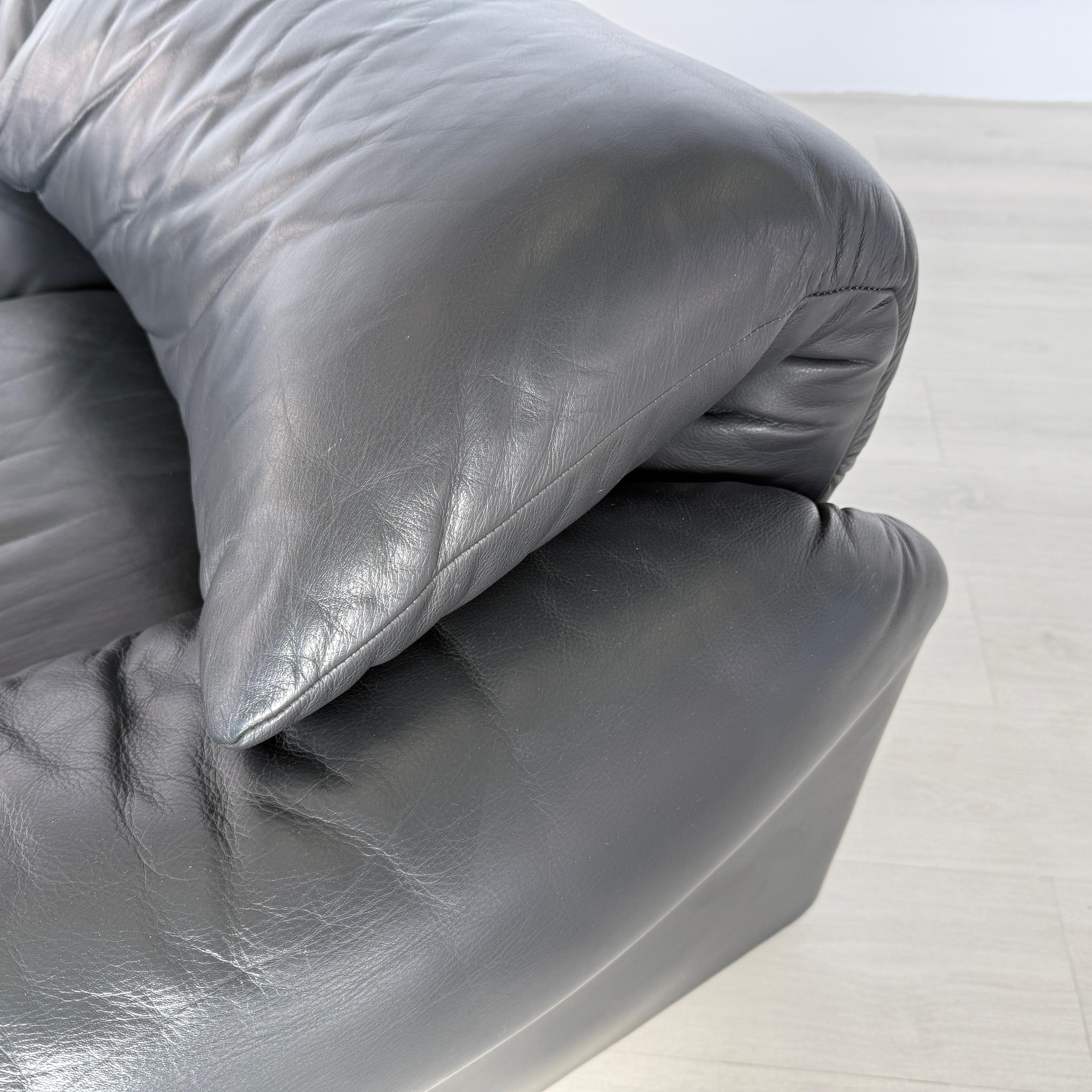 Cassina Maralunga Black Leather 2-Seater Sofa by Vico Magistretti, 1970s en vente 3