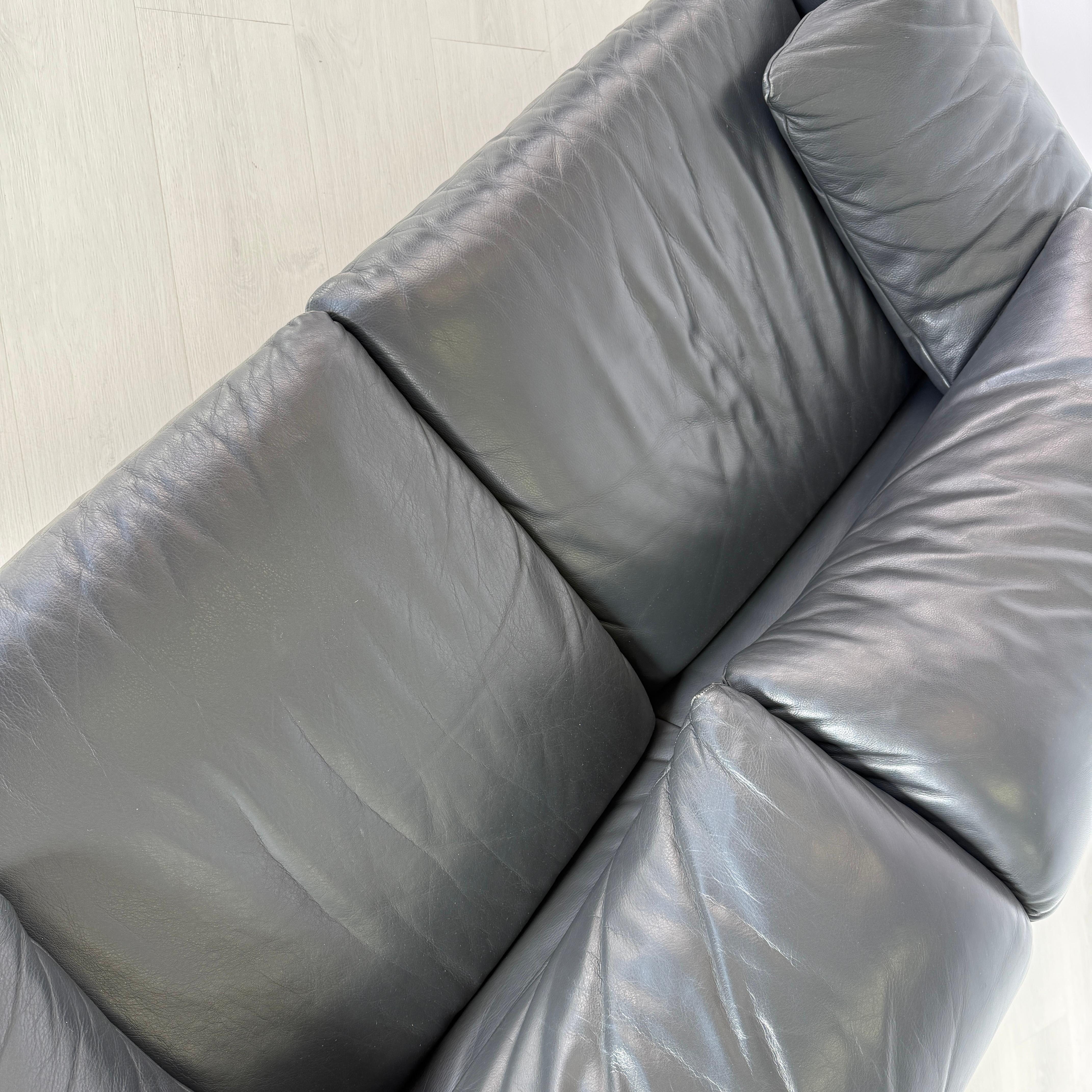 Cassina Maralunga Black Leather 2-Seater Sofa by Vico Magistretti, 1970s en vente 4