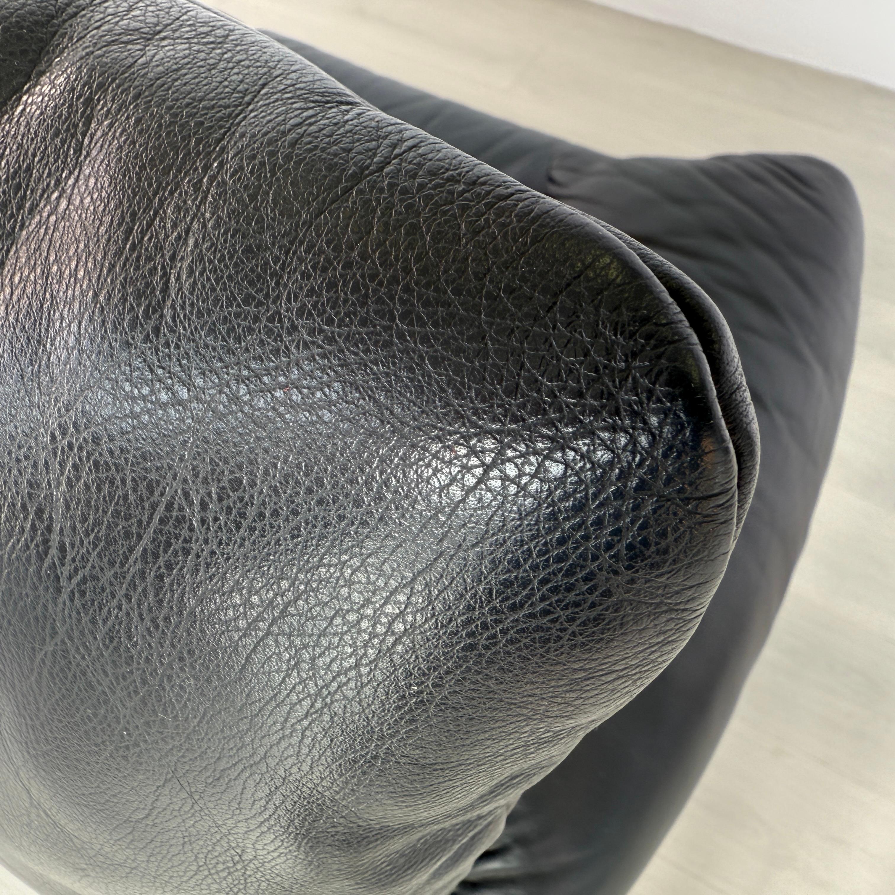 Cassina Maralunga Black Leather 2-Seater Sofa by Vico Magistretti, 1970s en vente 8