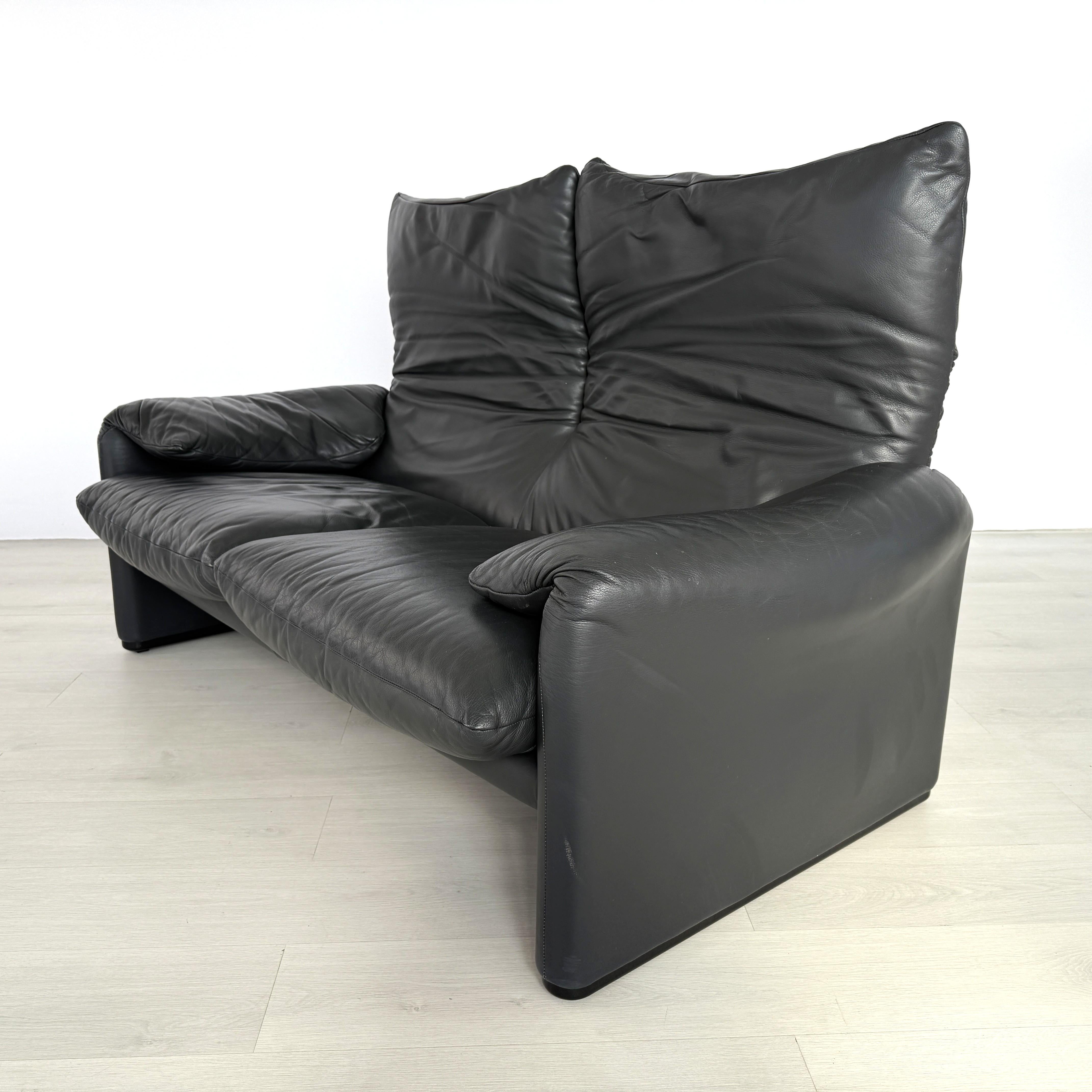 Mid-Century Modern Cassina Maralunga Black Leather 2-Seater Sofa by Vico Magistretti, 1970s en vente