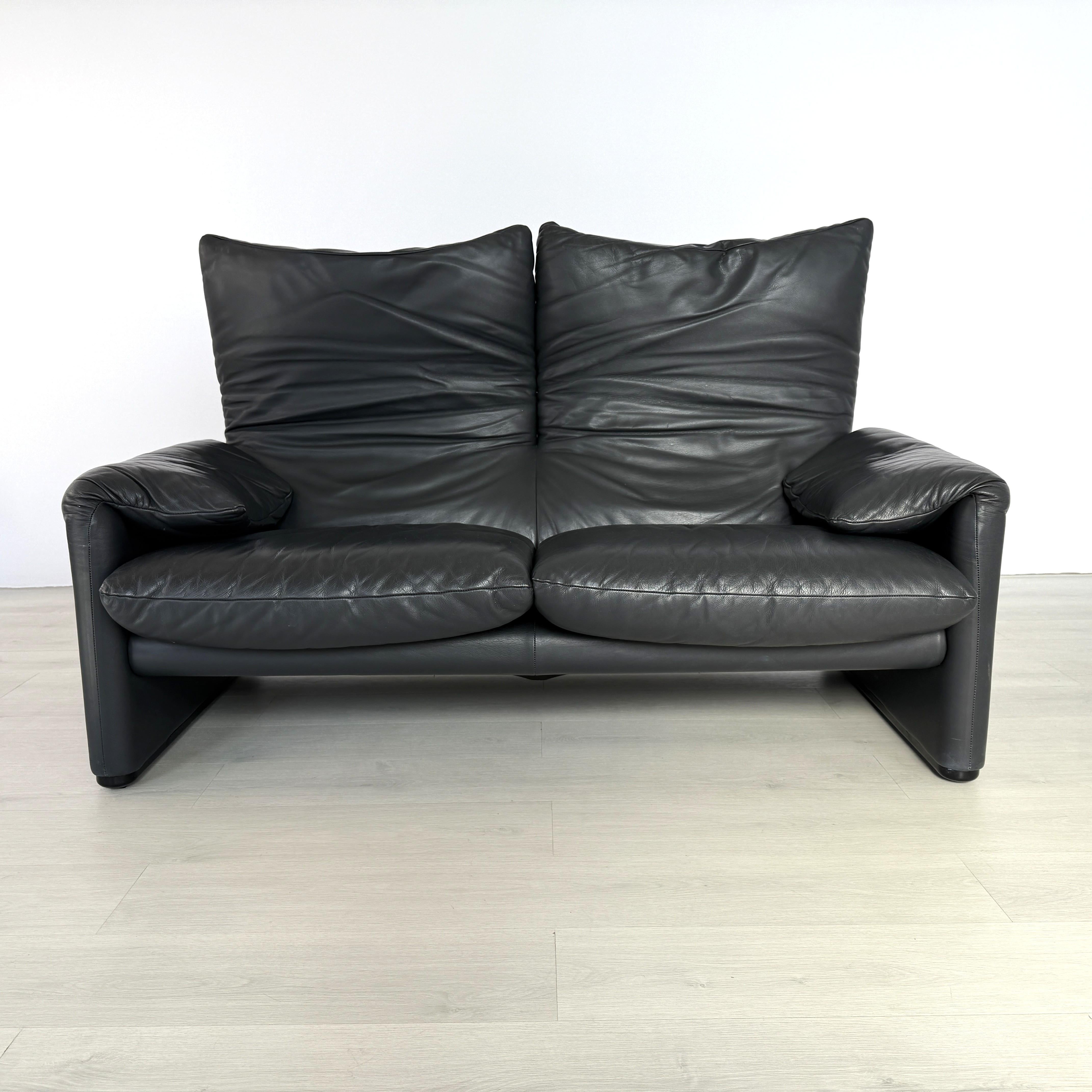 italien Cassina Maralunga Black Leather 2-Seater Sofa by Vico Magistretti, 1970s en vente